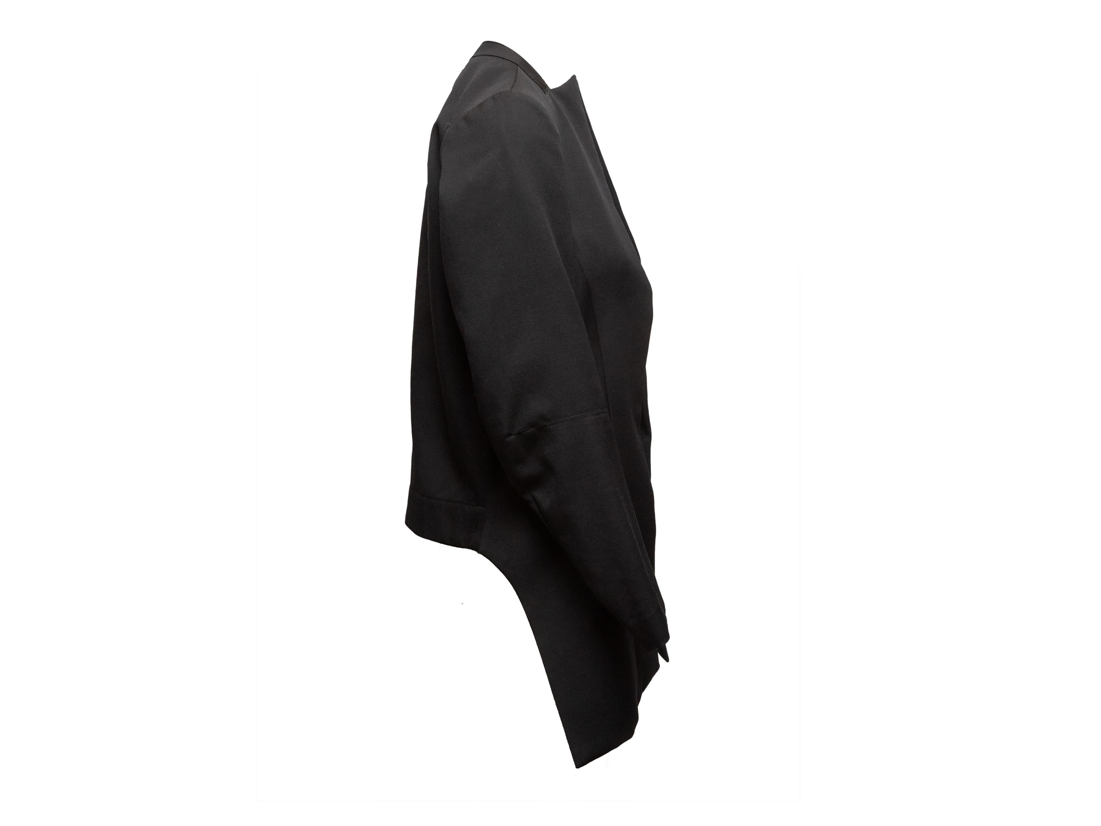 Giacca nera aperta sul davanti di Yohji Yamamoto. Colletto a punta rovesciata. Tasca sui fianchi. Seno 34