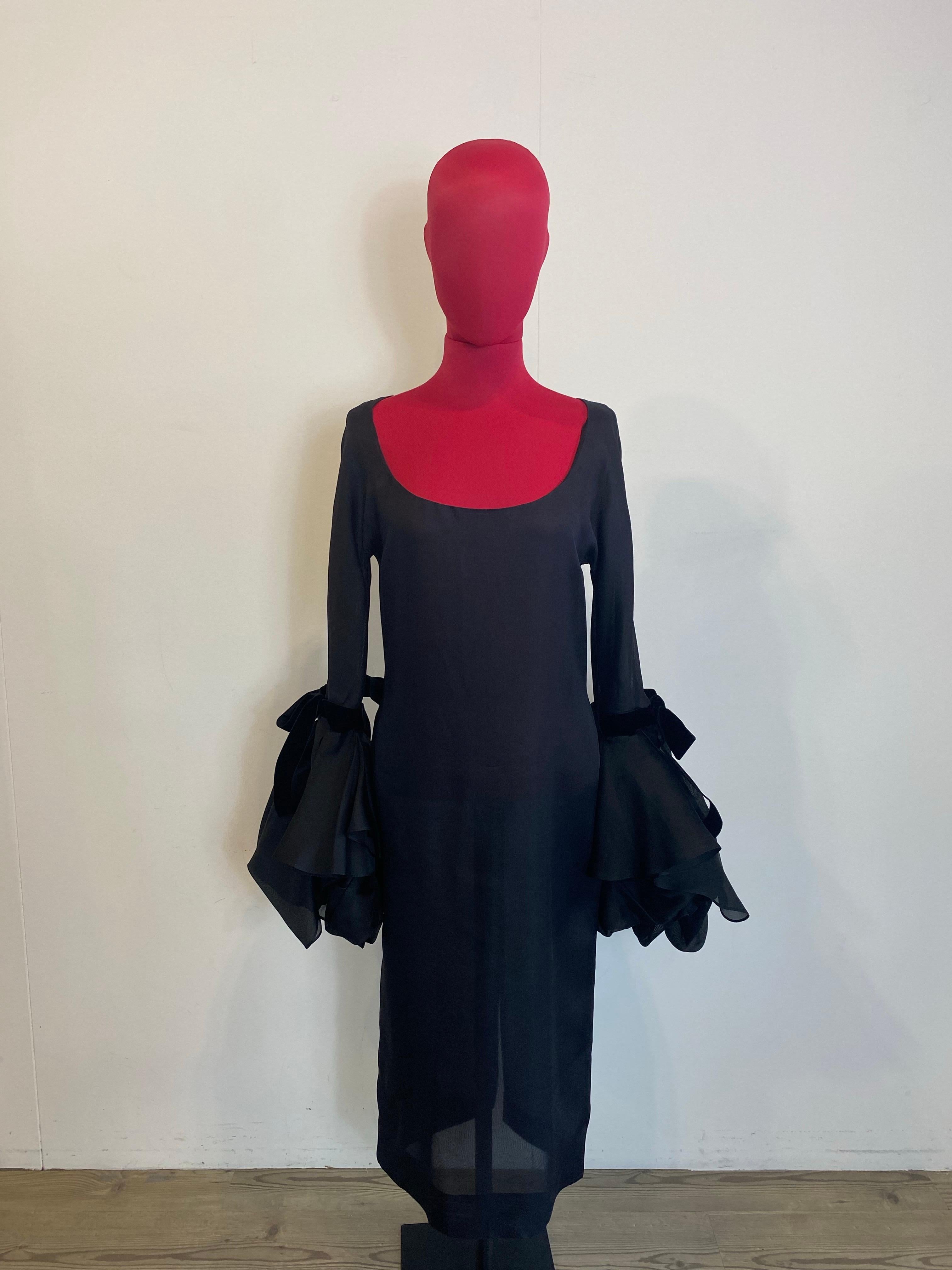 Black Yves Saint Laurent dress.
Designer by Tom Ford, present at the Saint Laurent Fall 2002 show.
Size 36 F, 42 IT.
In silk
Shoulders 42 cm.
Length 112 cm.
The bottom of the sleeve is removable through clip buttons.
Item in excellent condition,