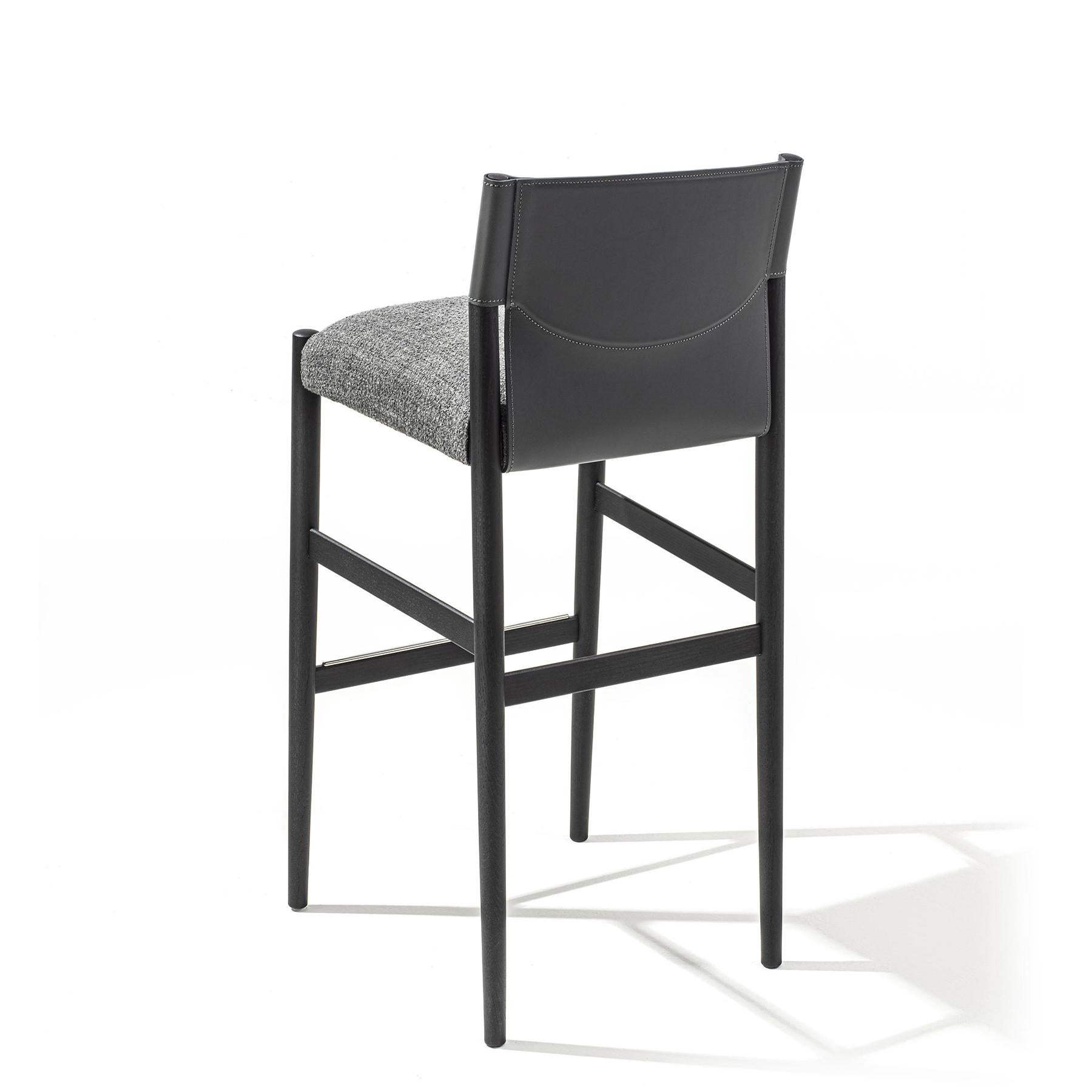 Bar stool Blackash with structure in solid ash
wood in blackened finish (stained). Seat upholstered
and covered with high quality fabric in grey finish (Cat. C), 
backrest in genuine black leather.