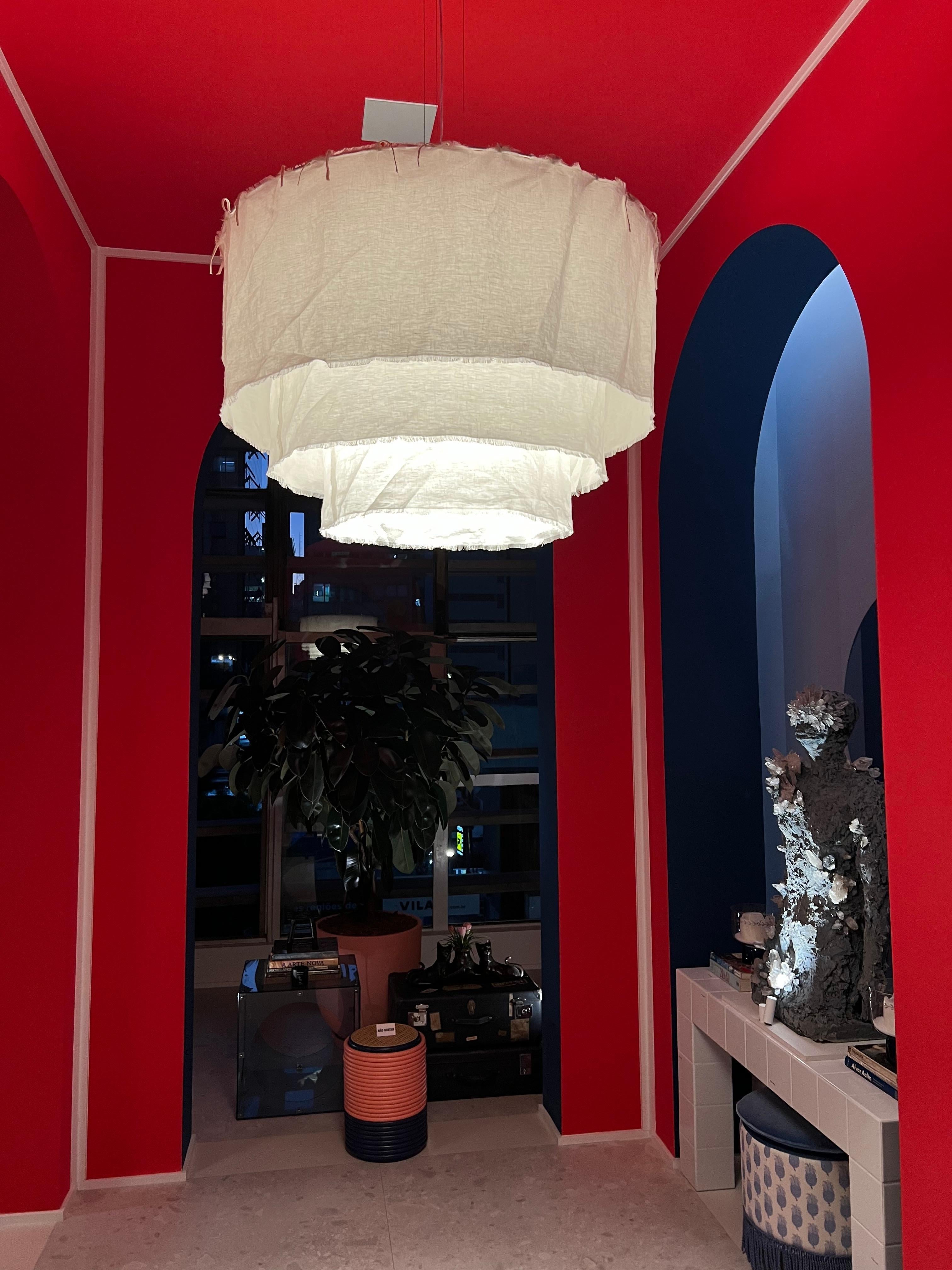 Blackberry - Brazilian contemporary minimalist prewashed linen pendant - 3 units (Aluminium) im Angebot