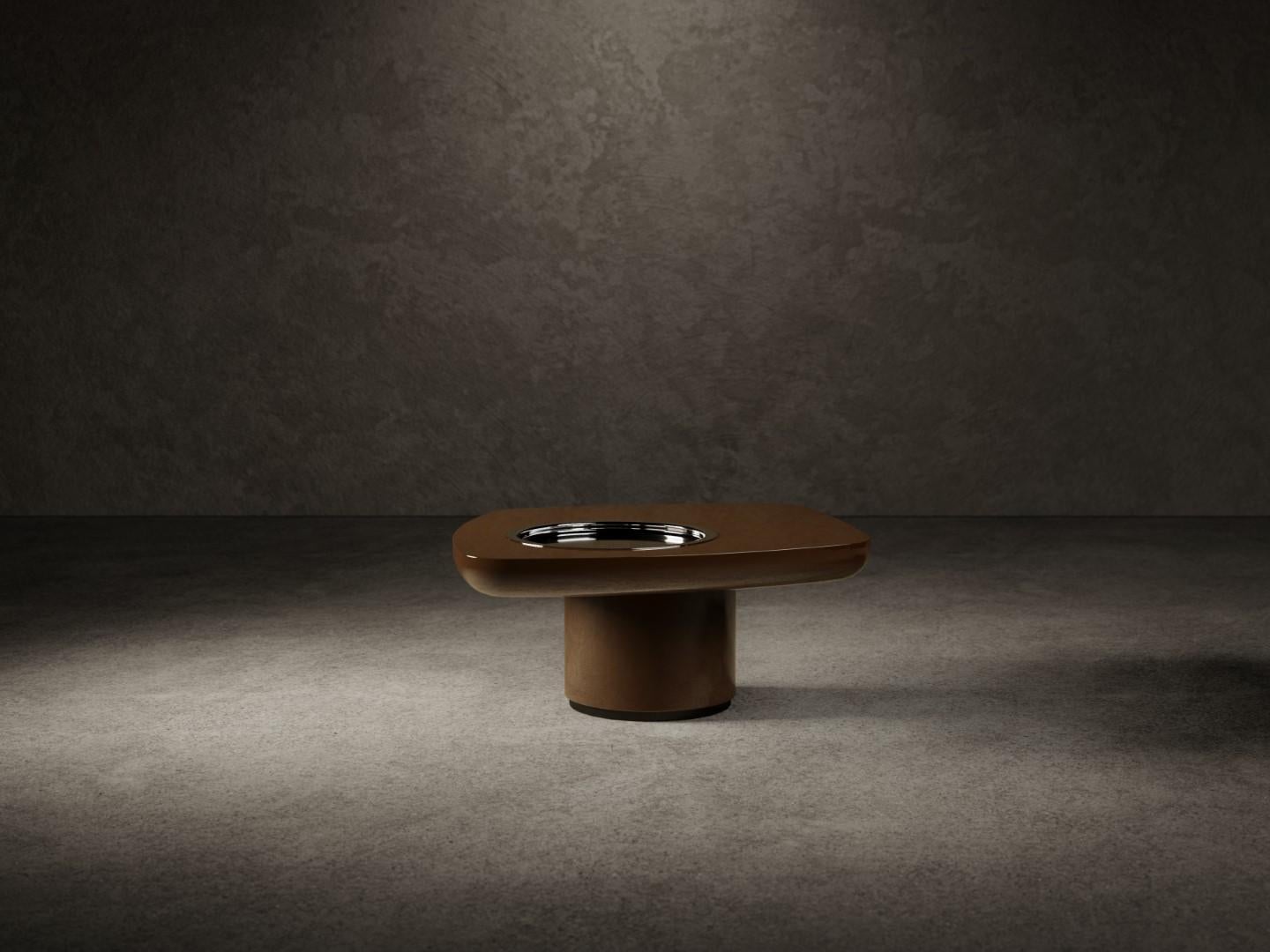 Blackbird Coffee Tables, available in three versions, have a lacquered, glossy or matte lightened wood top, in the GIOPAGANI Crayon color selection, supported by a metal plate, which anchors the top to the base. 
The base consists of a lacquered