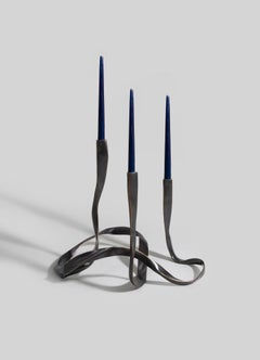 Candelabro Blackbuck in ottone, Viya di Vikram Goyal