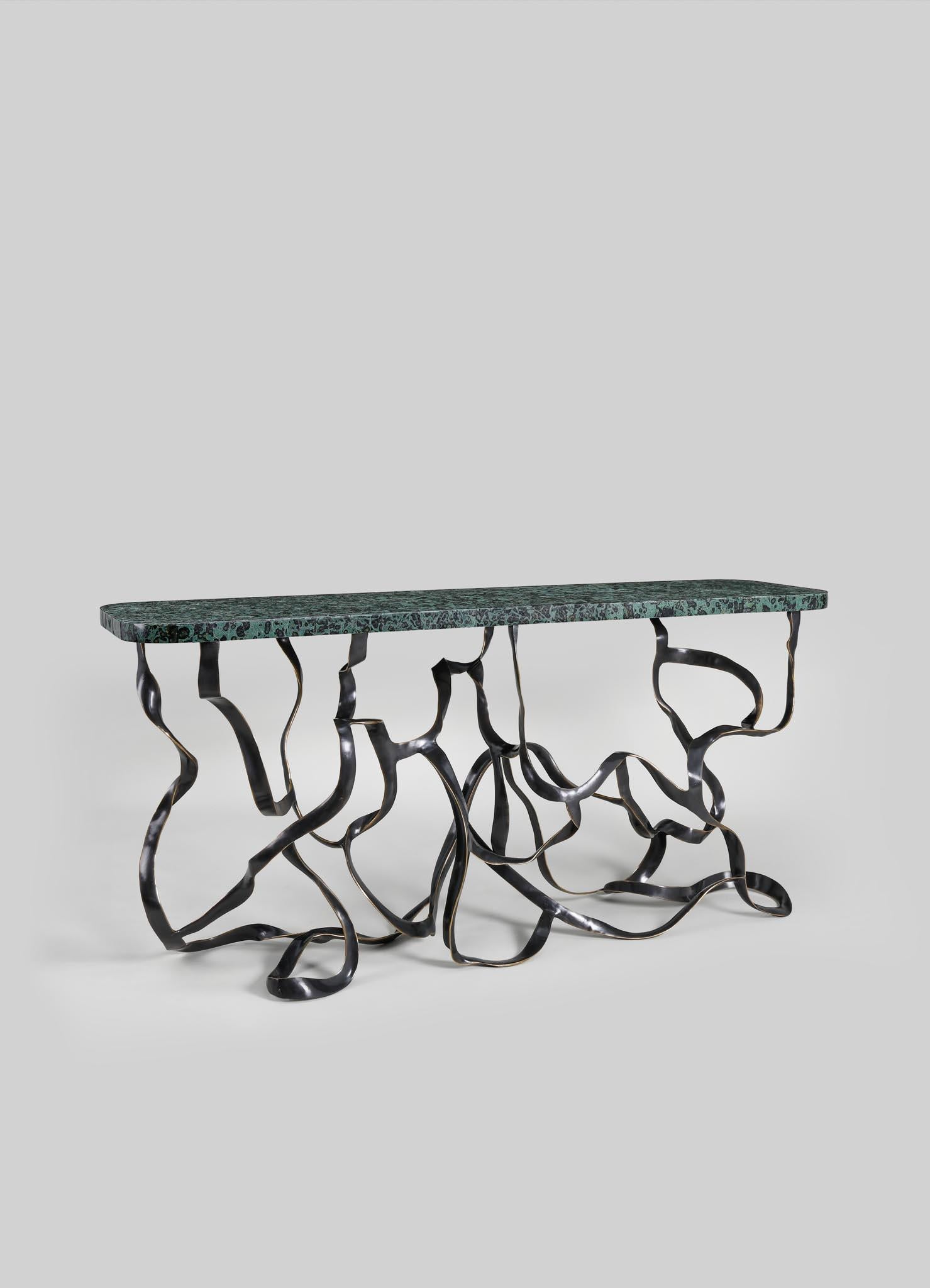 Blackbuck-Konsole mit Messing- und Edelsteinauflagen, Viya von Vikram Goyal (Indisch) im Angebot