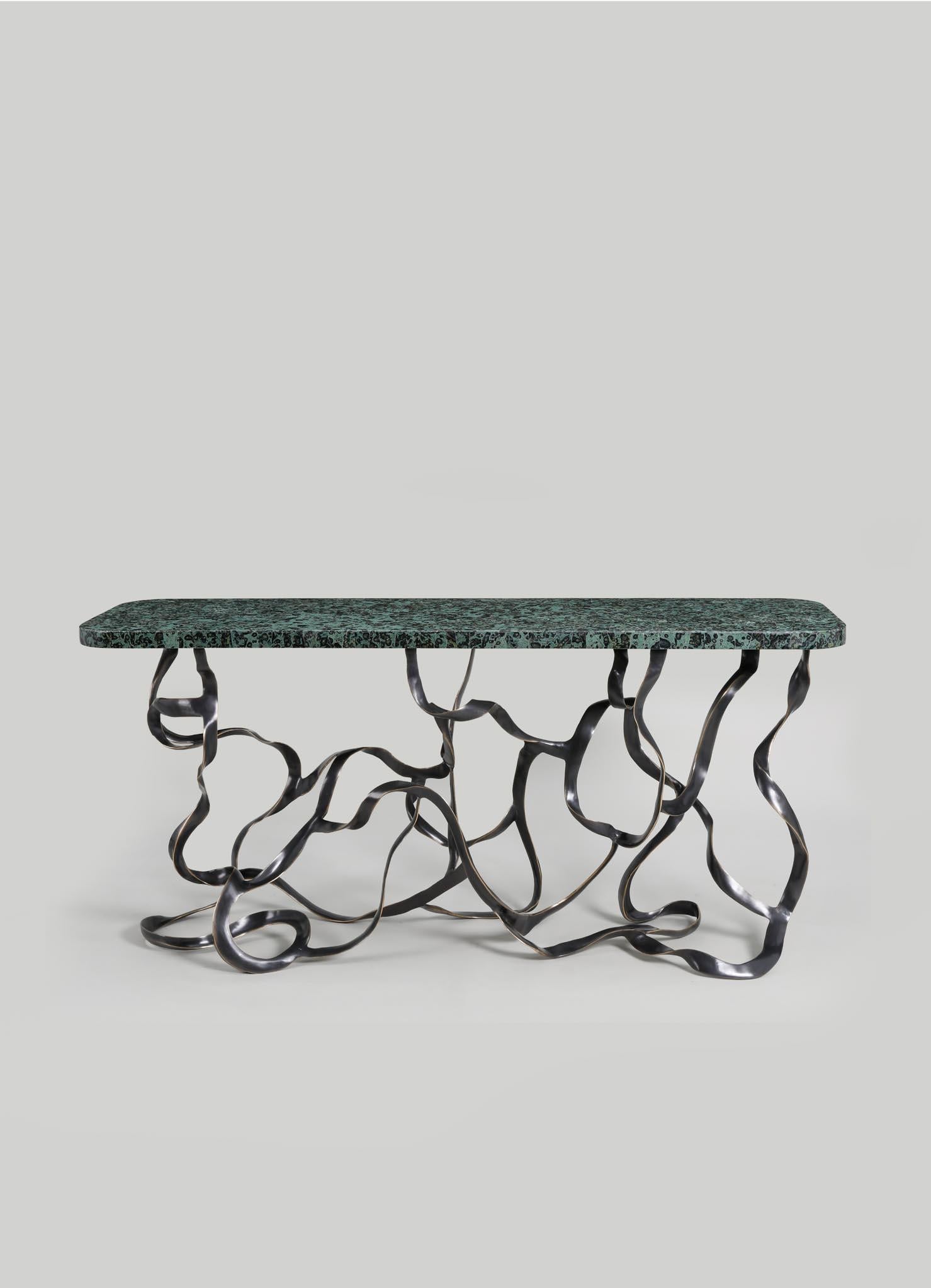 Blackbuck-Konsole mit Messing- und Edelsteinauflagen, Viya von Vikram Goyal (Gegossen) im Angebot