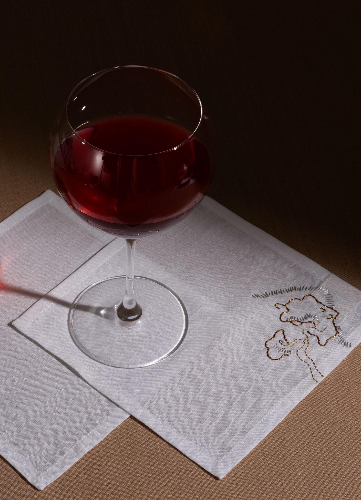 XXI secolo e contemporaneo Set di 4 tovaglioli da cocktail ricamati a mano in bianco e oro di Blackbuck Dreams in vendita