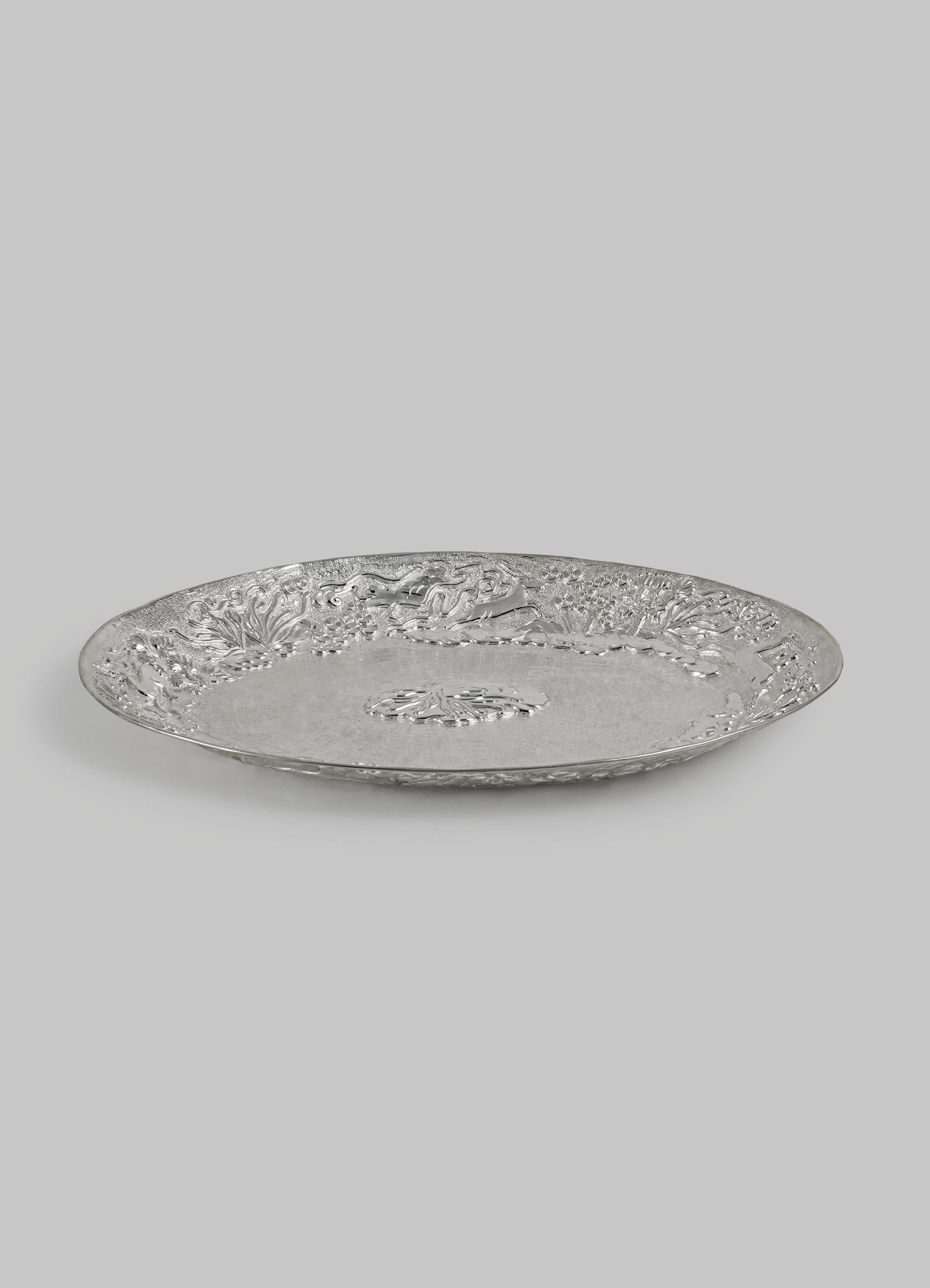 Blackbuck Versilberte Platte Medium aus Messing, Viya von Vikram Goyal (Indisch) im Angebot