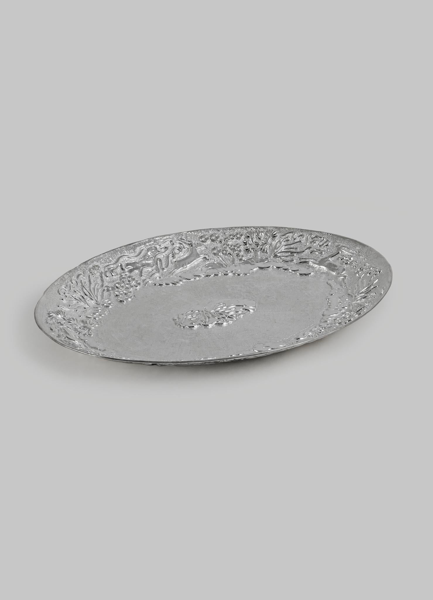 Blackbuck Versilberte Platte Medium aus Messing, Viya von Vikram Goyal (Gegossen) im Angebot