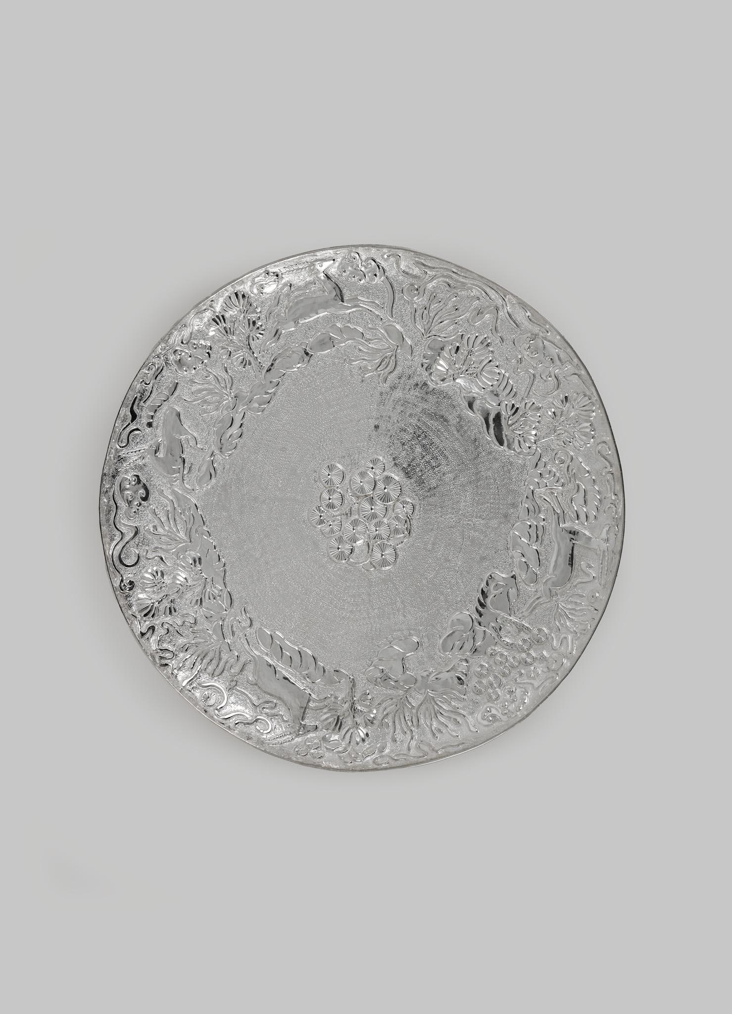 Plat rond en laiton plaqué argent, Viya par Vikram Goyal

