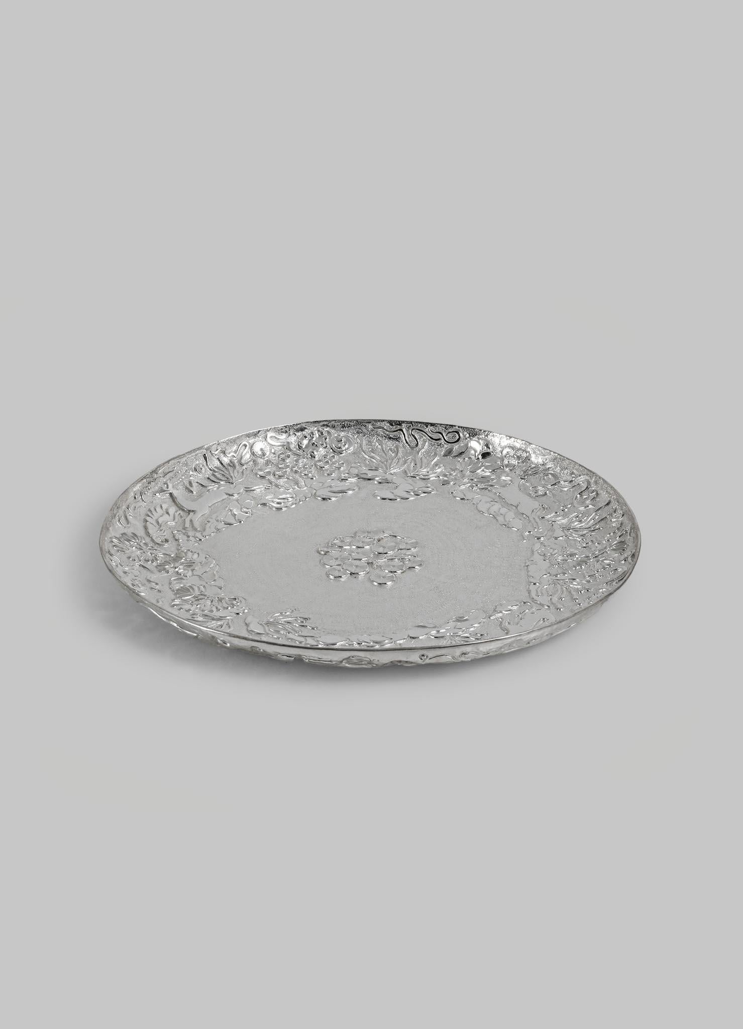 Indien Plat rond en laiton plaqué argent, Viya par Vikram Goyal en vente