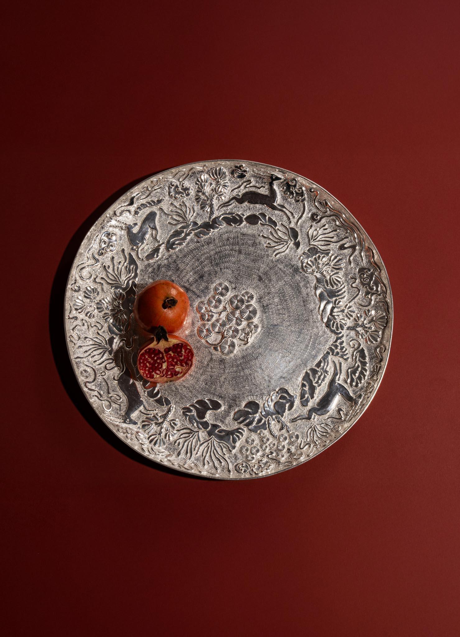 XXIe siècle et contemporain Plat rond en laiton plaqué argent, Viya par Vikram Goyal en vente