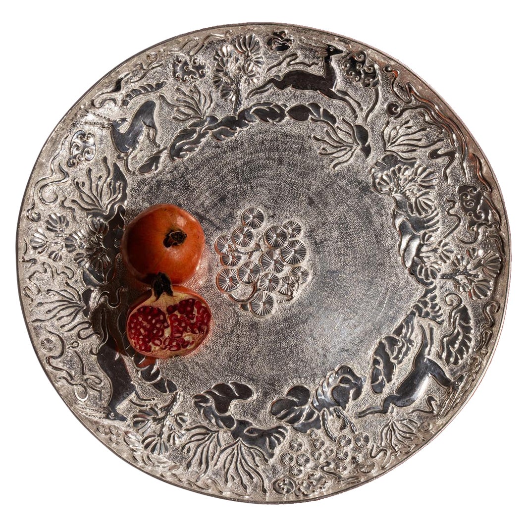 Plat rond en laiton plaqué argent, Viya par Vikram Goyal en vente