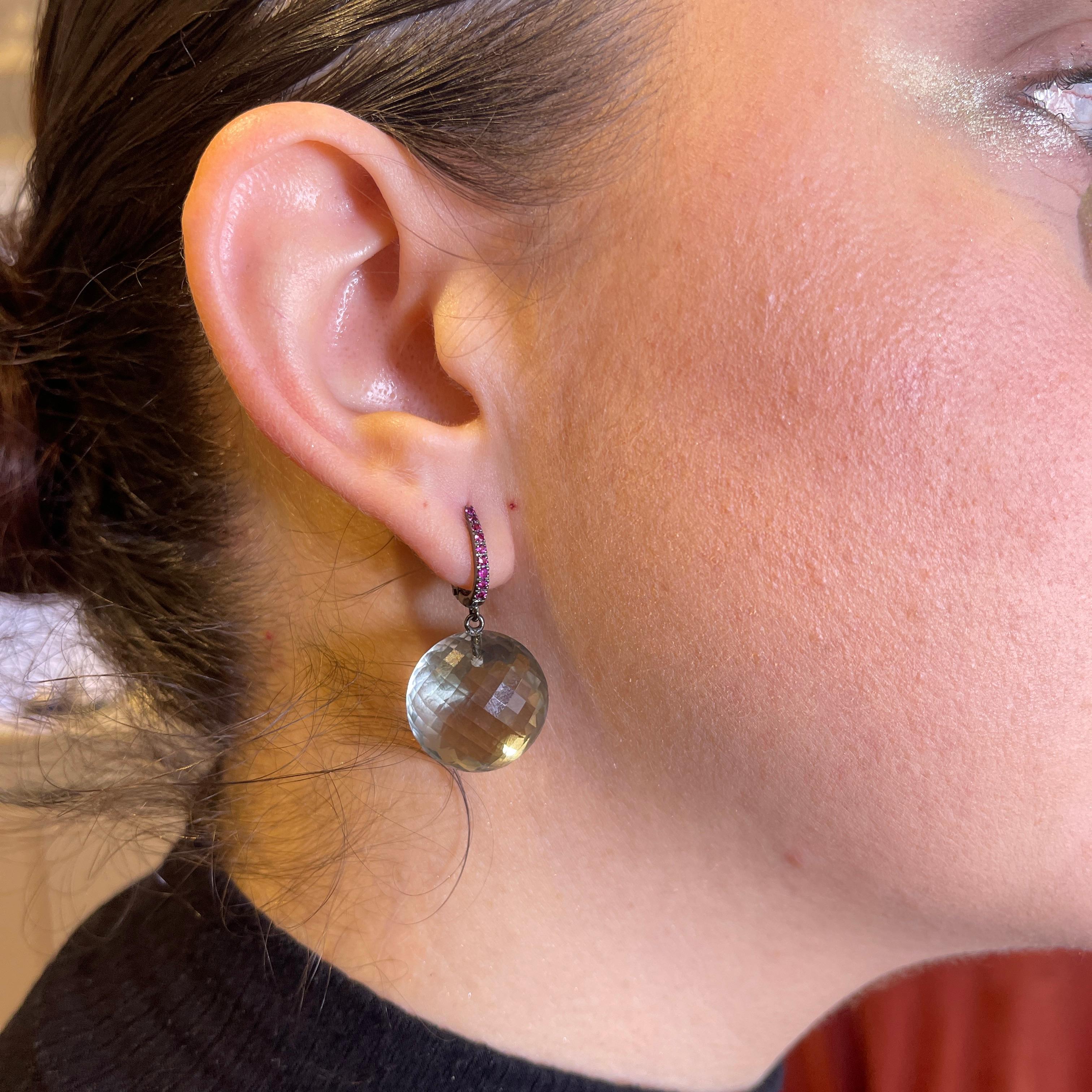 Blackened 18K White Gold Earrings with Rubies and Briolette Quartz In New Condition For Sale In Bergamo, BG