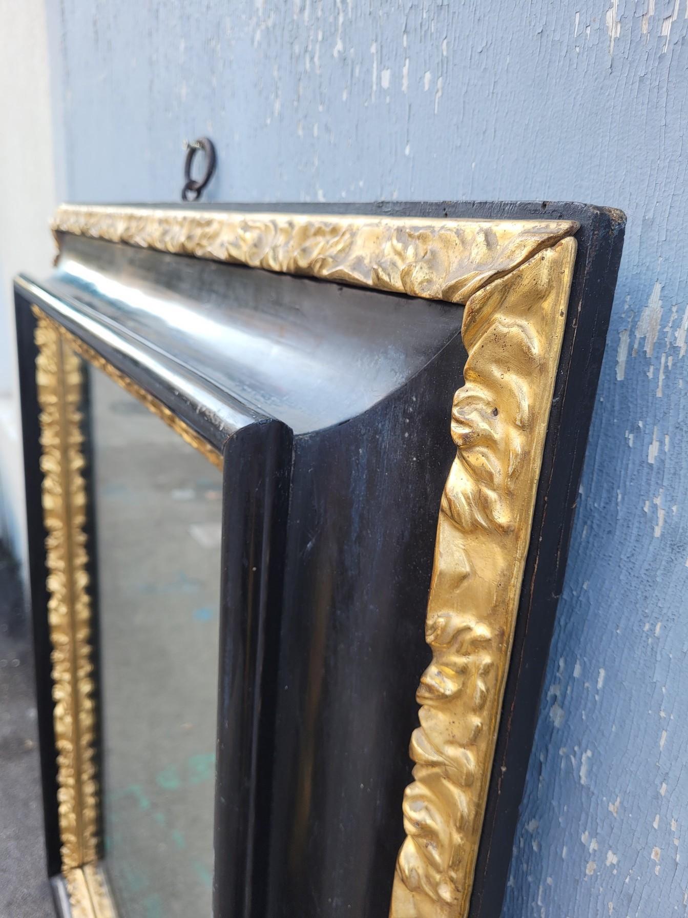 Blackened And Gilded Wooden Mirror, 17th Century In Good Condition For Sale In MARSEILLE, FR