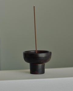 Zeitgenössischer Räucherstäbchenbrenner aus geschwärzter Bronze von Henry Wilson