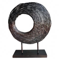 Escultura de alambre de cobre ennegrecido sobre soporte