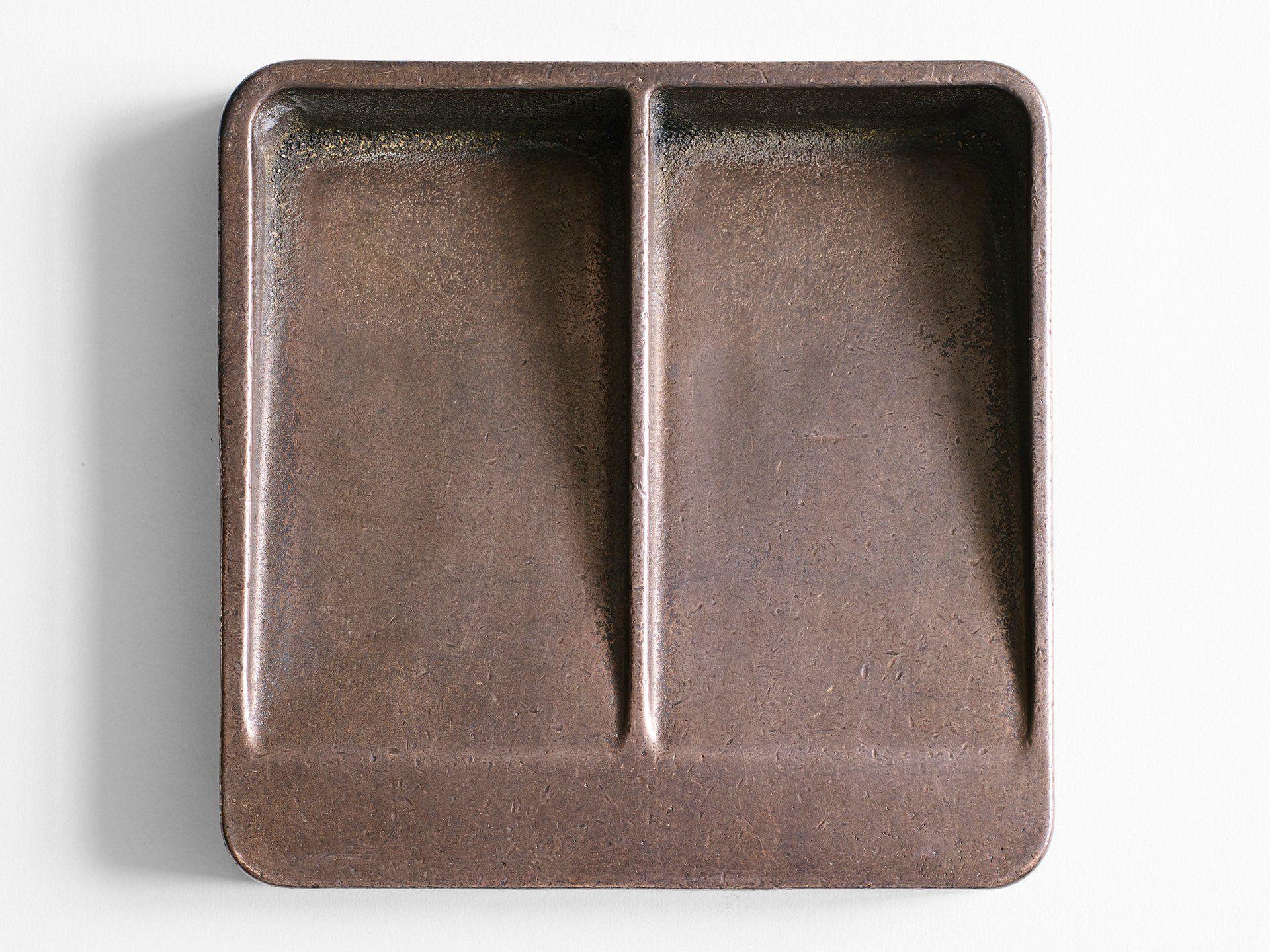 Blackened Vide Poche Square by Henry Wilson
Dimensions: W 18 x D 18 x H 4 cm
Materials: Bronze


The Vide Poche is designed with your loose-pocket items in mind, think keys, change and phone. It is made, polished and finished in Sydney, Australia in