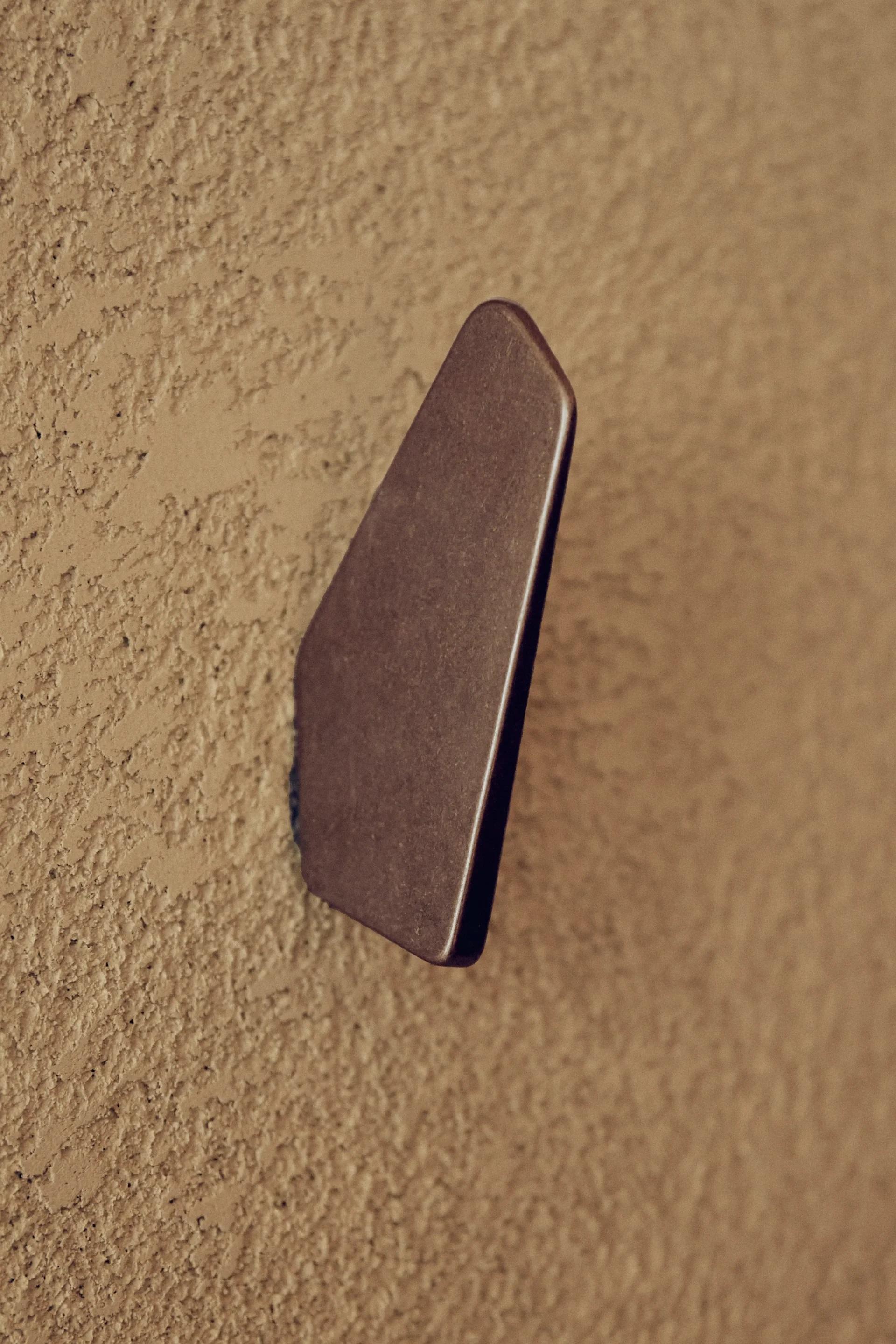 Gancio Gio annerito di Henry Wilson
Dimensioni: L 2 x P 8 x H 12 cm
Materiali: Bronzo annerito.

Il Gancio Gio è intitolato al maestro modernista Signor Ponti - una continua ispirazione per la sua enfasi sulla semplicità delle forme e il suo