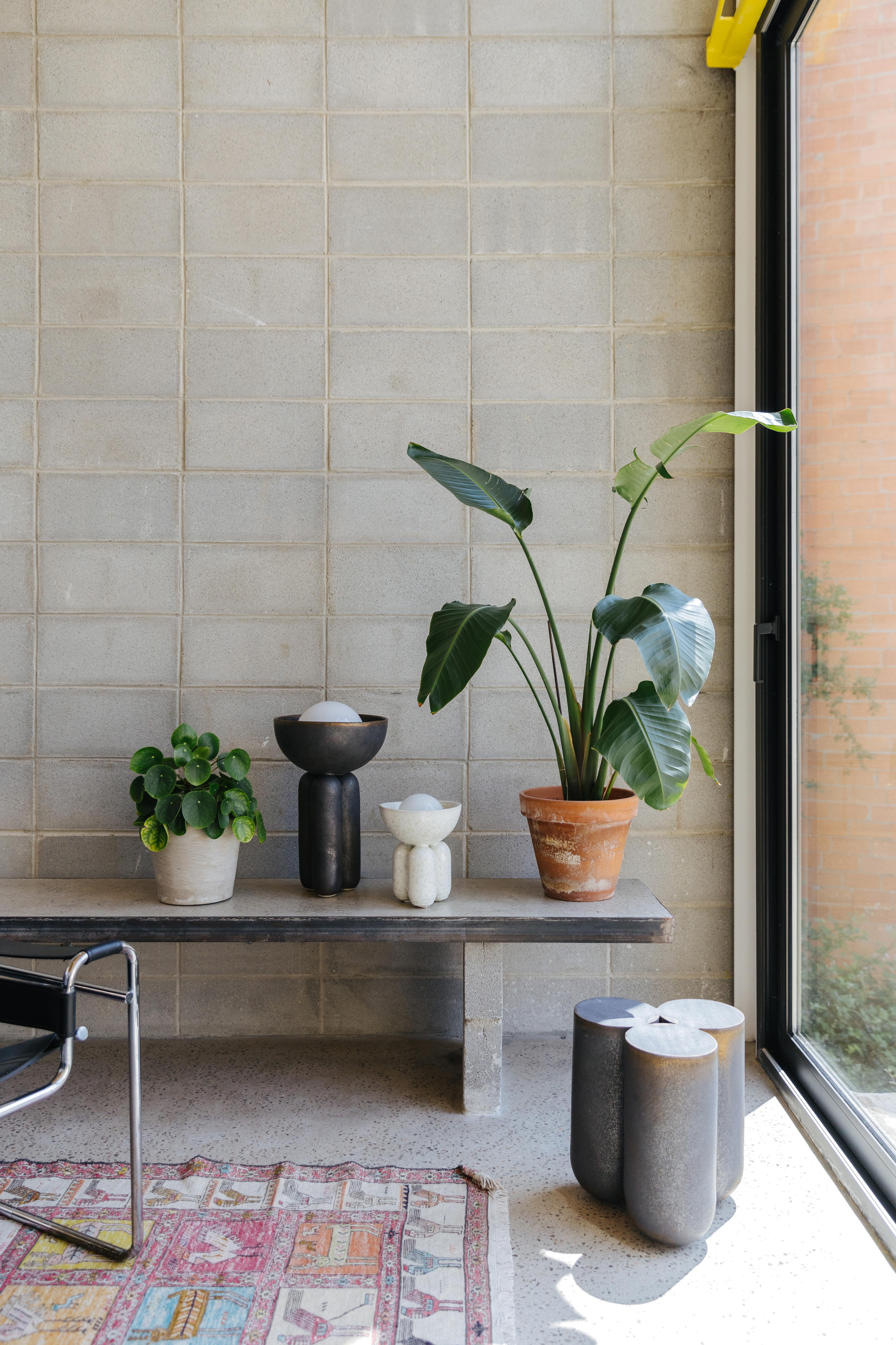 Argile Lampe demi-sphère en or noirci de Lisa Allegra en vente