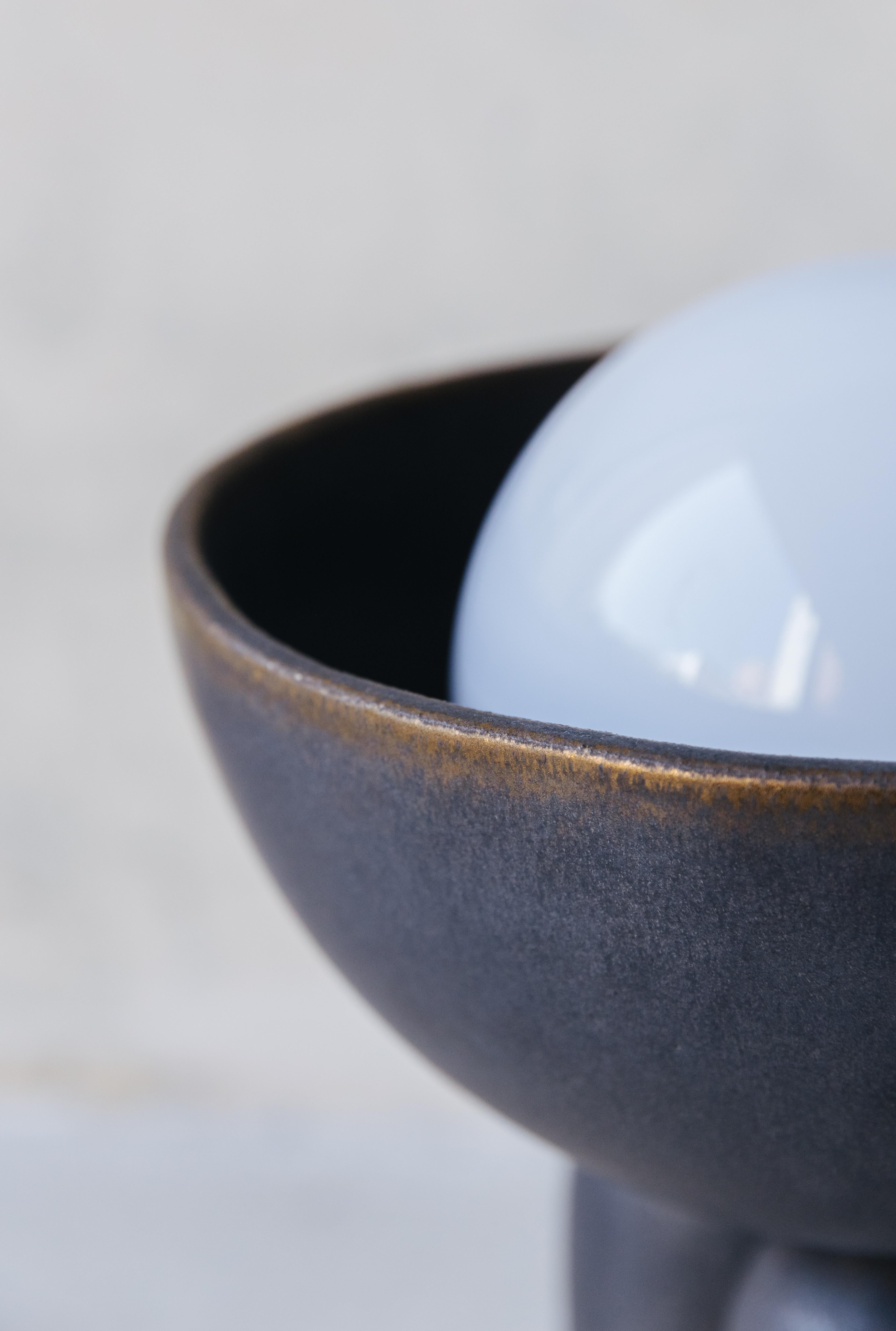 Lampe demi-sphère en or noirci de Lisa Allegra en vente 2