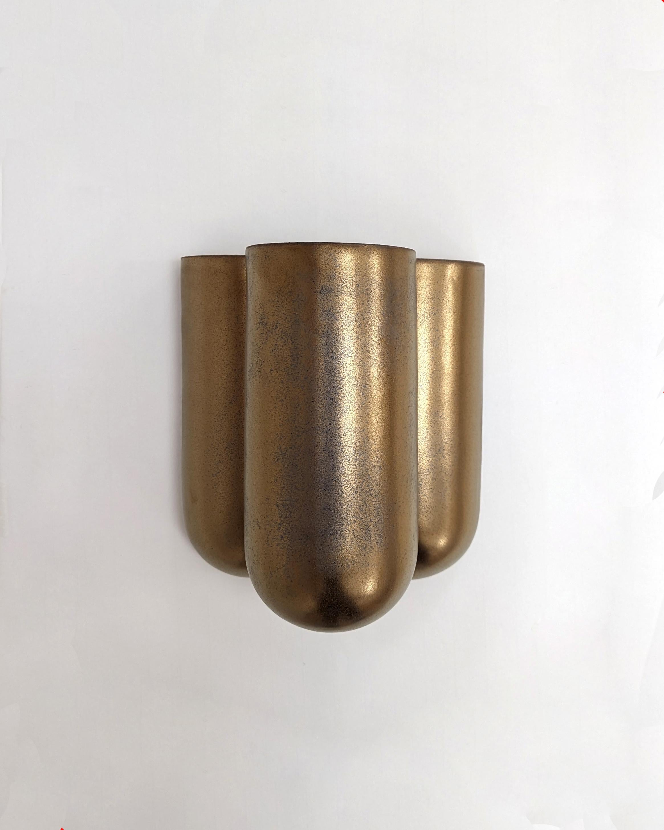 Blackened gold moor plus brillance wall light by Lisa Allegra
Dimensions: W 25.5 x D 24 x H 17 cm.
Materials: Clay.
Available in different finishes: Pearl, Dusty Rose, and Blackened Gold.

All our lamps can be wired according to each country.