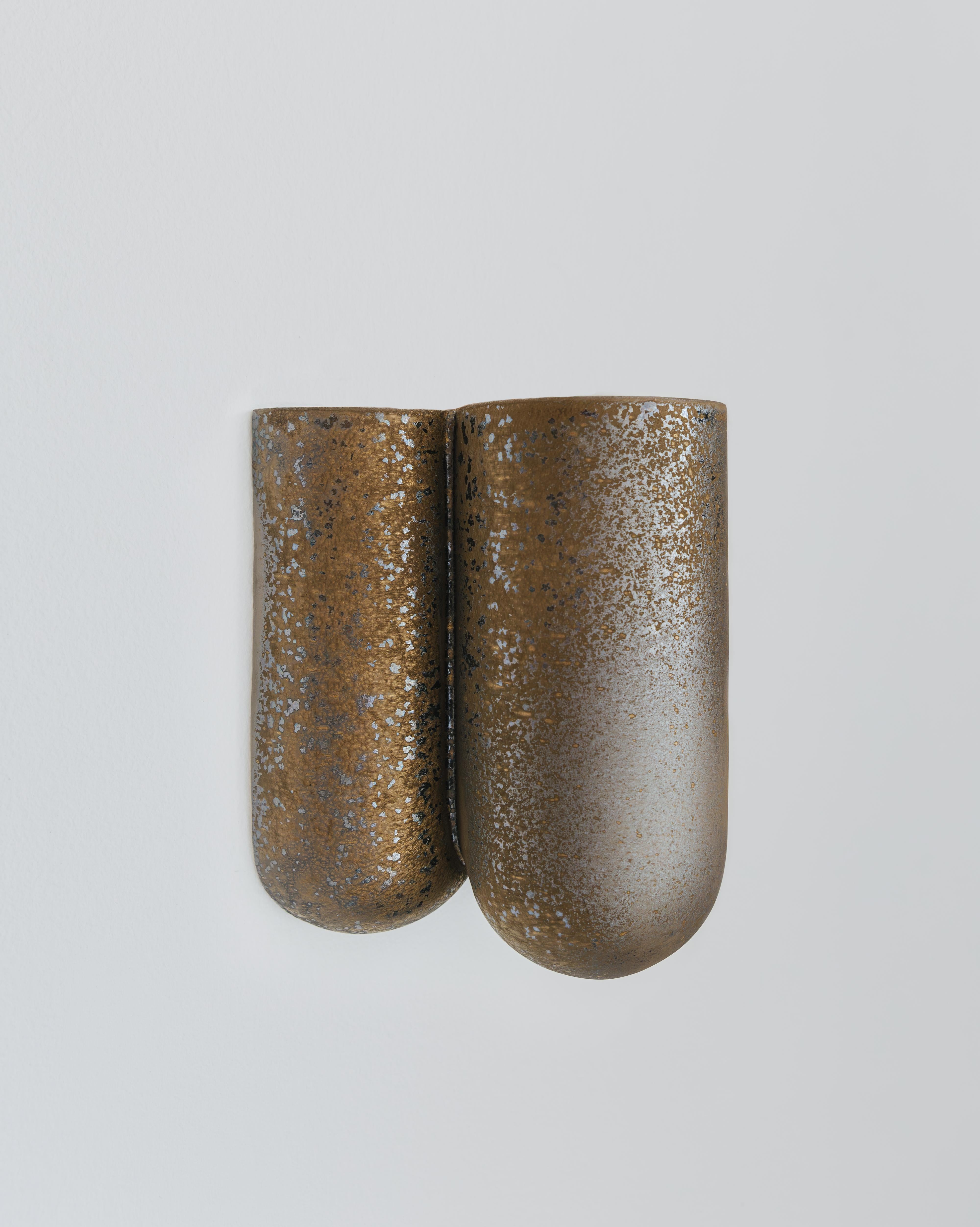 Blackened gold moor plus brillance wall light by Lisa Allegra
Dimensions: W 25.5 x D 24 x H 17 cm.
Materials: Clay.
Available in different finishes: Pearl, Dusty Rose, and Blackened Gold.

All our lamps can be wired according to each country.