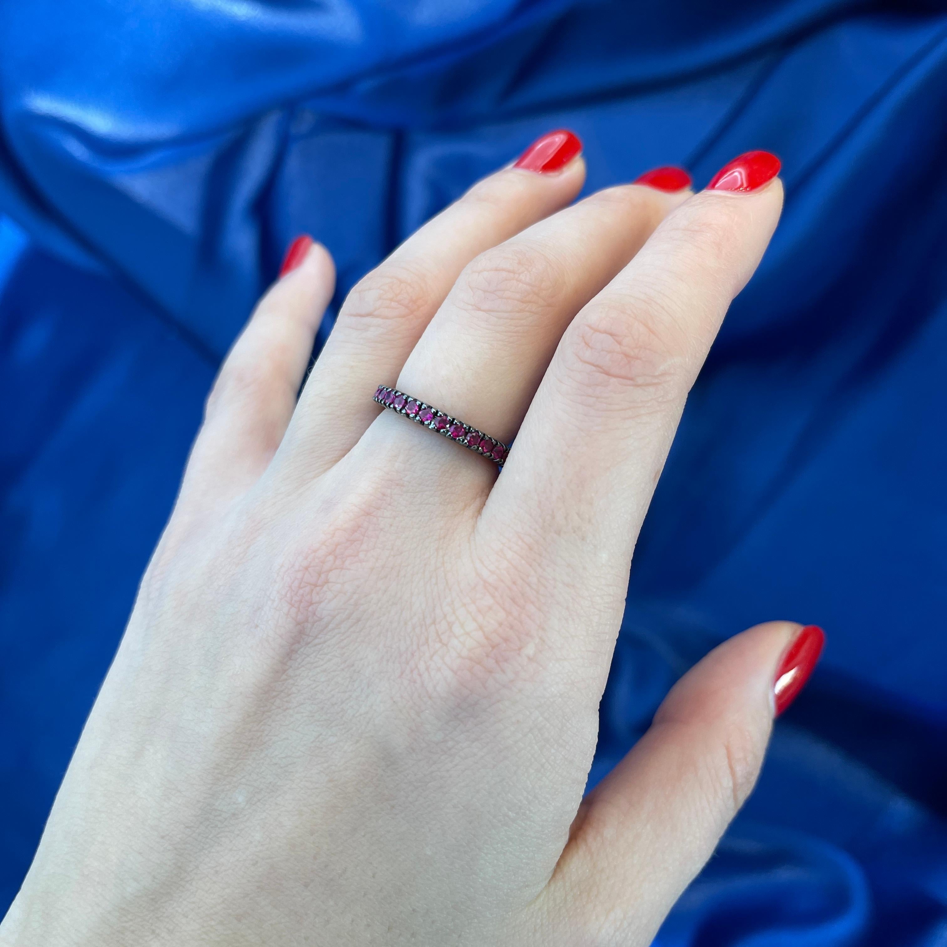 Taille brillant Bague éternelle en or noirci avec rubis en vente