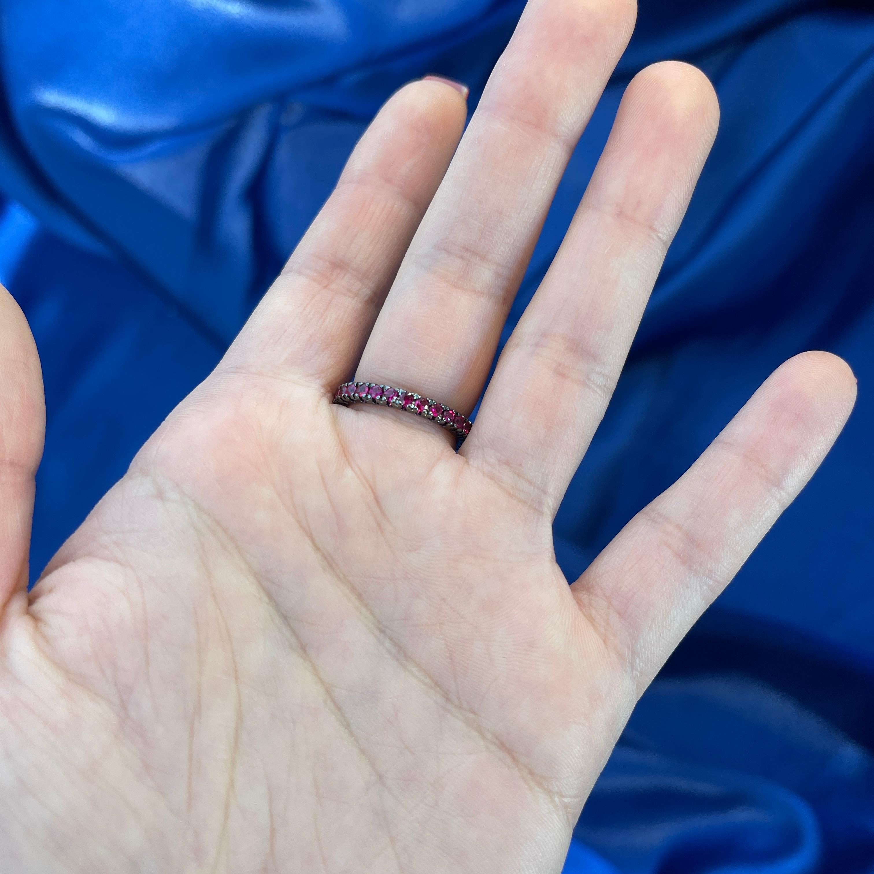 Bague éternelle en or noirci avec rubis Neuf - En vente à Bergamo, BG