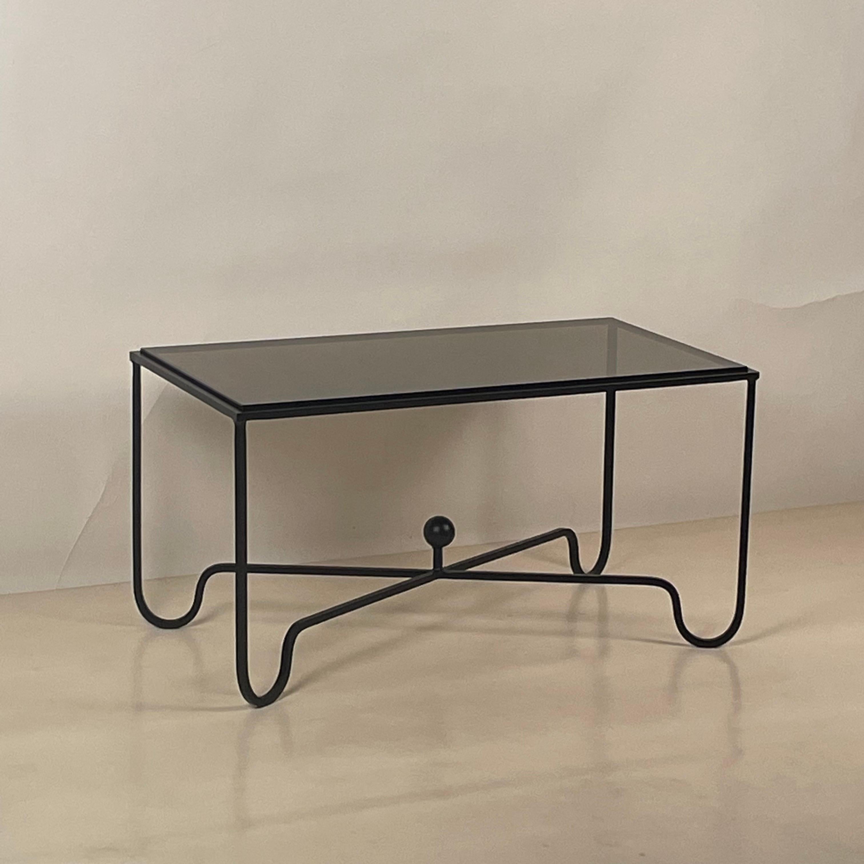 Moderne Table basse 'Entretoise' en fer noirci et verre fumé de Design Frères en vente