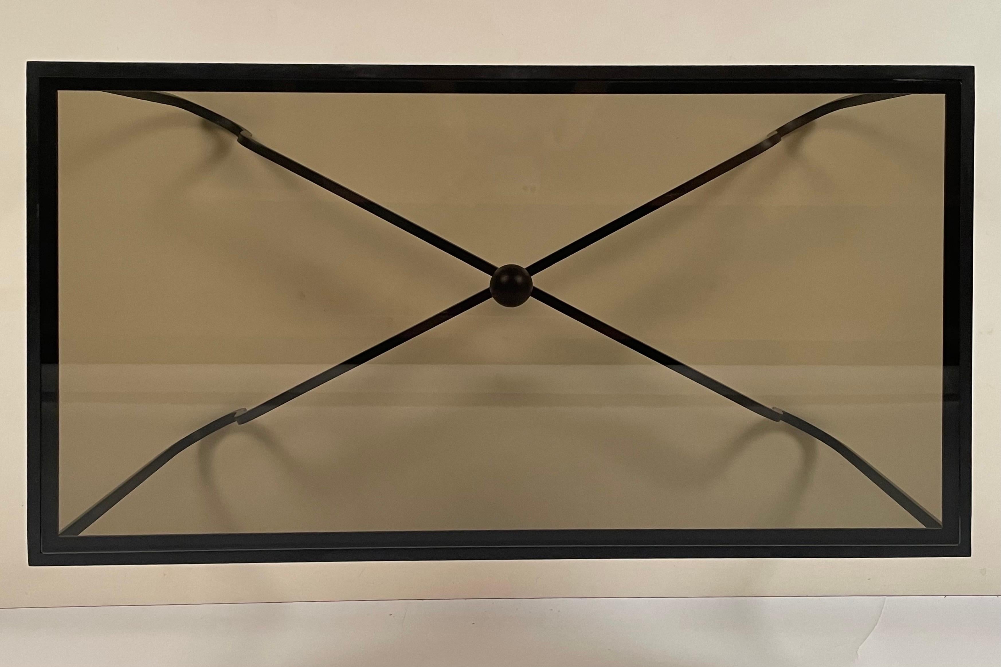 Peint Table basse 'Entretoise' en fer noirci et verre fumé de Design Frères en vente