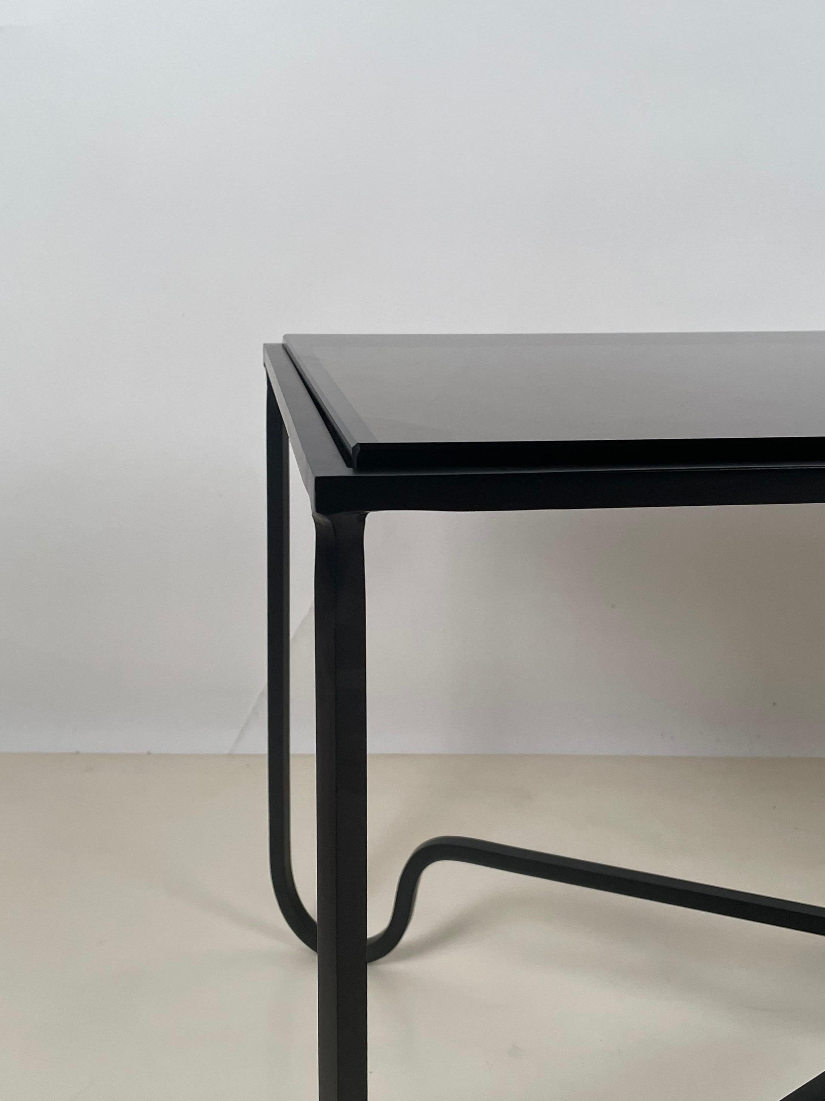 Table basse 'Entretoise' en fer noirci et verre fumé de Design Frères Neuf - En vente à Los Angeles, CA