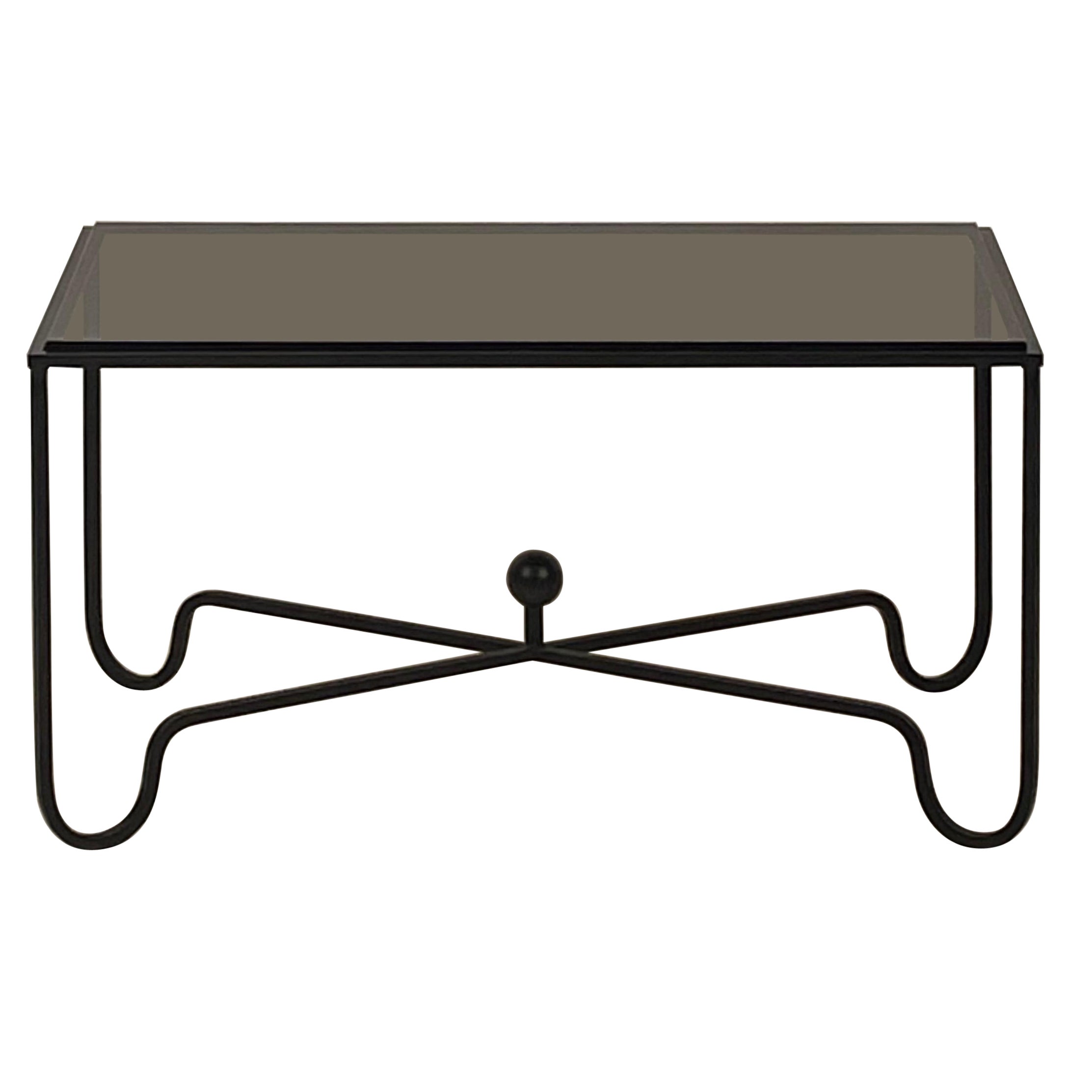 Mesa baja "Entretoise" de Design Frères, hierro ennegrecido y cristal ahumado