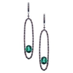 Boucles d'oreilles pendantes ovales noirci en or blanc 18 carats et émeraudes vertes