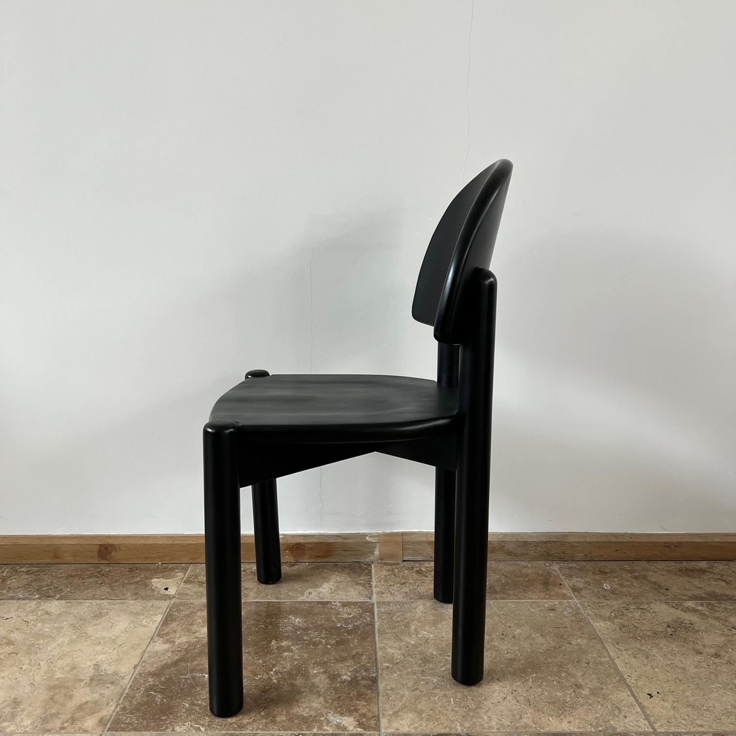 Rainer Daumiller Dining Chairs, hergestellt von der schwedischen Firma Hirtshals. 

Schwedisch, 1970er Jahre 

Massive Kiefer, unglaubliche Bauqualität, solide und stabil.

Die geschwungene Rückenlehne macht diese Vollholzvariante dennoch bequem.