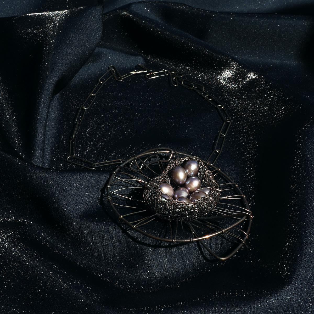 A Silver Silver noirci et grappe de perles grises Pièce unique  Collier d'affirmation de l'artiste  Pour femmes en vente