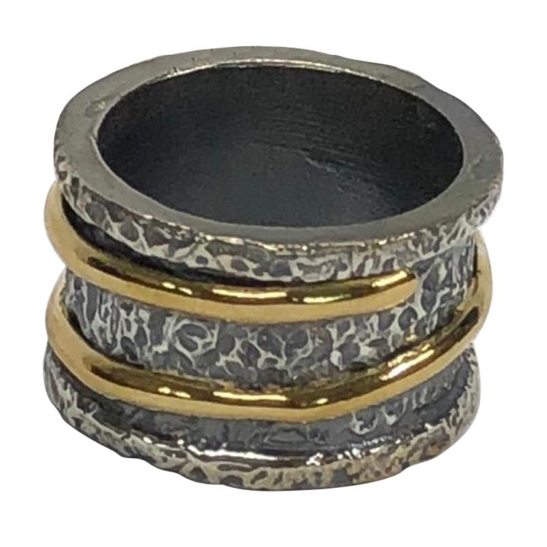Ring aus geschwärztem Silber mit umlaufendem 22-karätigem Goldband von Tagili Designs