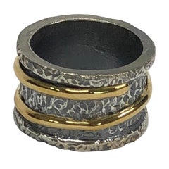 Bague en argent noirci avec anneau enveloppant en or 22 carats par Tagili Designs