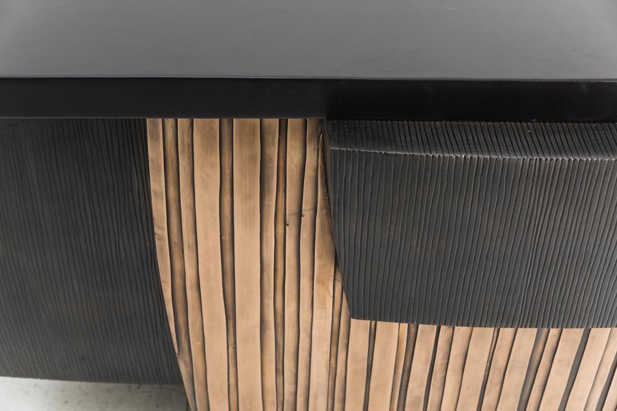Der einzigartige Stahl- und Bronzetisch von Gary Magakis spiegelt den besonderen Ansatz des Bildhauers wider, kühne und dichte geometrische Formen zu schaffen, die eine modernistische Eleganz und Beschwingtheit ausstrahlen. Die Konsole ist