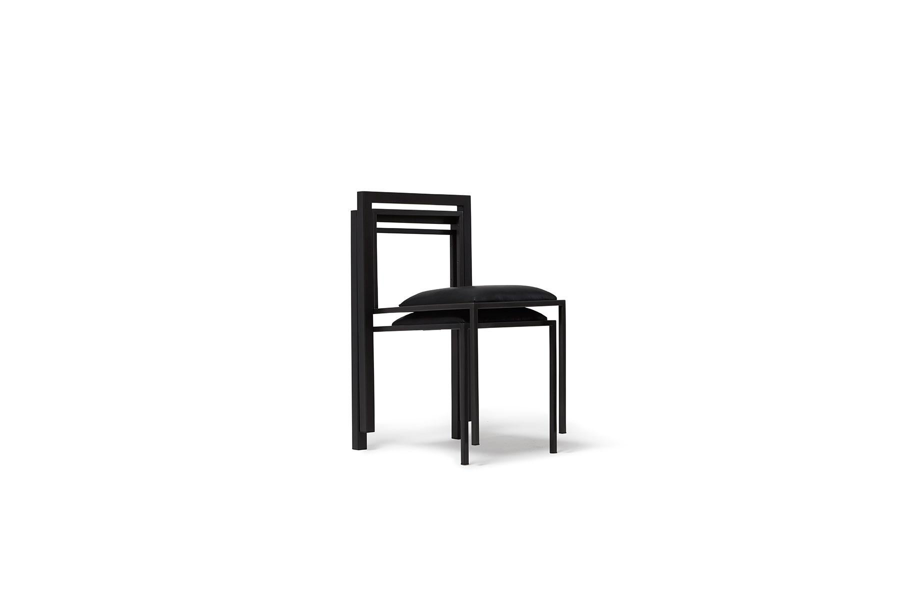 Chaise de salle à manger en acier noirci avec assise rembourrée en cuir noir en vente 3