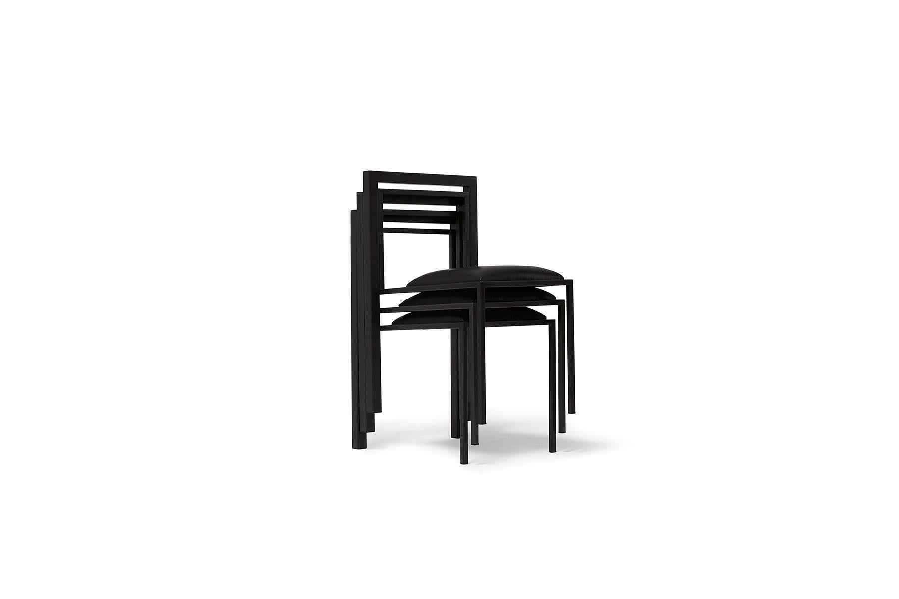 Chaise de salle à manger en acier noirci avec assise rembourrée en cuir noir en vente 4