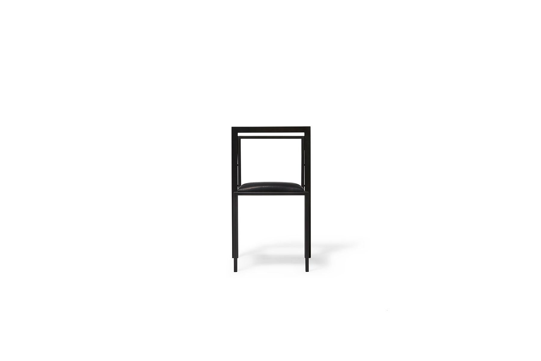 Ein Stahl- und Lederstuhl mit bequemem Sitz, der bei Bedarf platzsparend gestapelt werden kann. Diese tonale Version hat ein Gestell aus geschwärztem Stahl und einen mit schwarzem Leder gepolsterten Sitz. Einzelverkauf.

Jedes Stück von Stephen