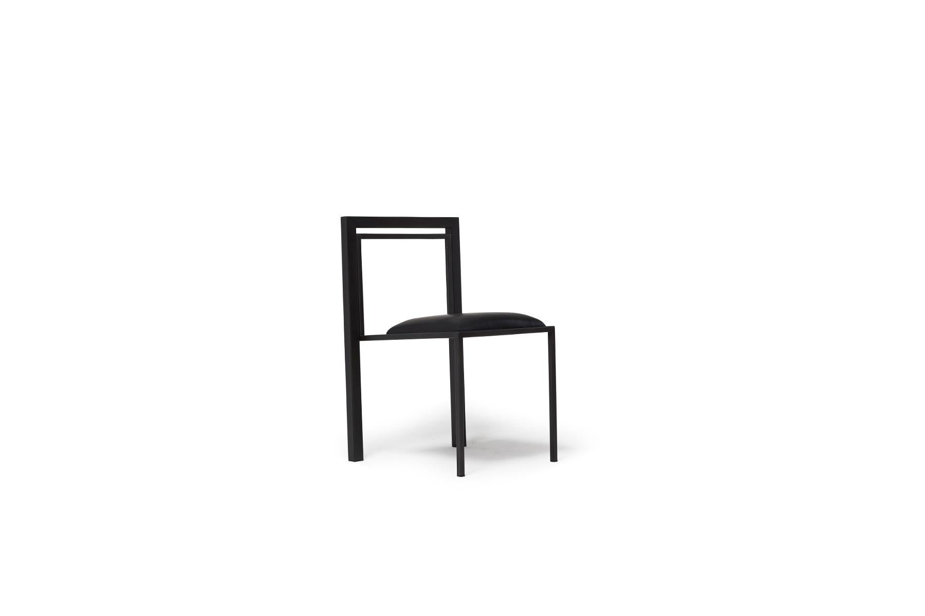 Moderne Chaise de salle à manger en acier noirci avec assise rembourrée en cuir noir en vente