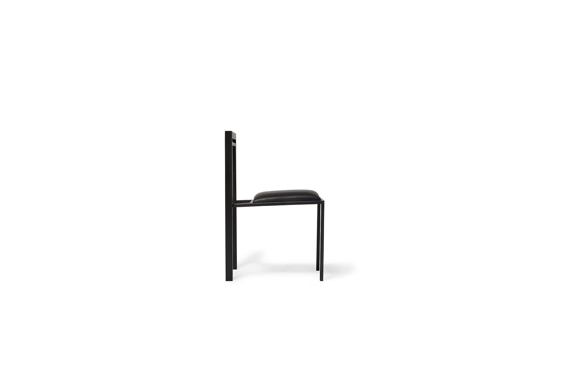 Esszimmerstuhl aus geschwärztem Stahl mit gepolstertem Sitz aus schwarzem Leder (amerikanisch) im Angebot