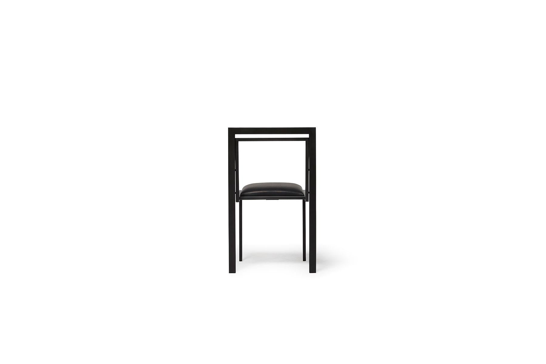Noirci Chaise de salle à manger en acier noirci avec assise rembourrée en cuir noir en vente