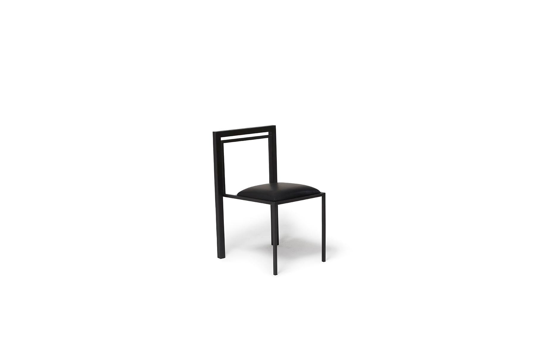 XXIe siècle et contemporain Chaise de salle à manger en acier noirci avec assise rembourrée en cuir noir en vente