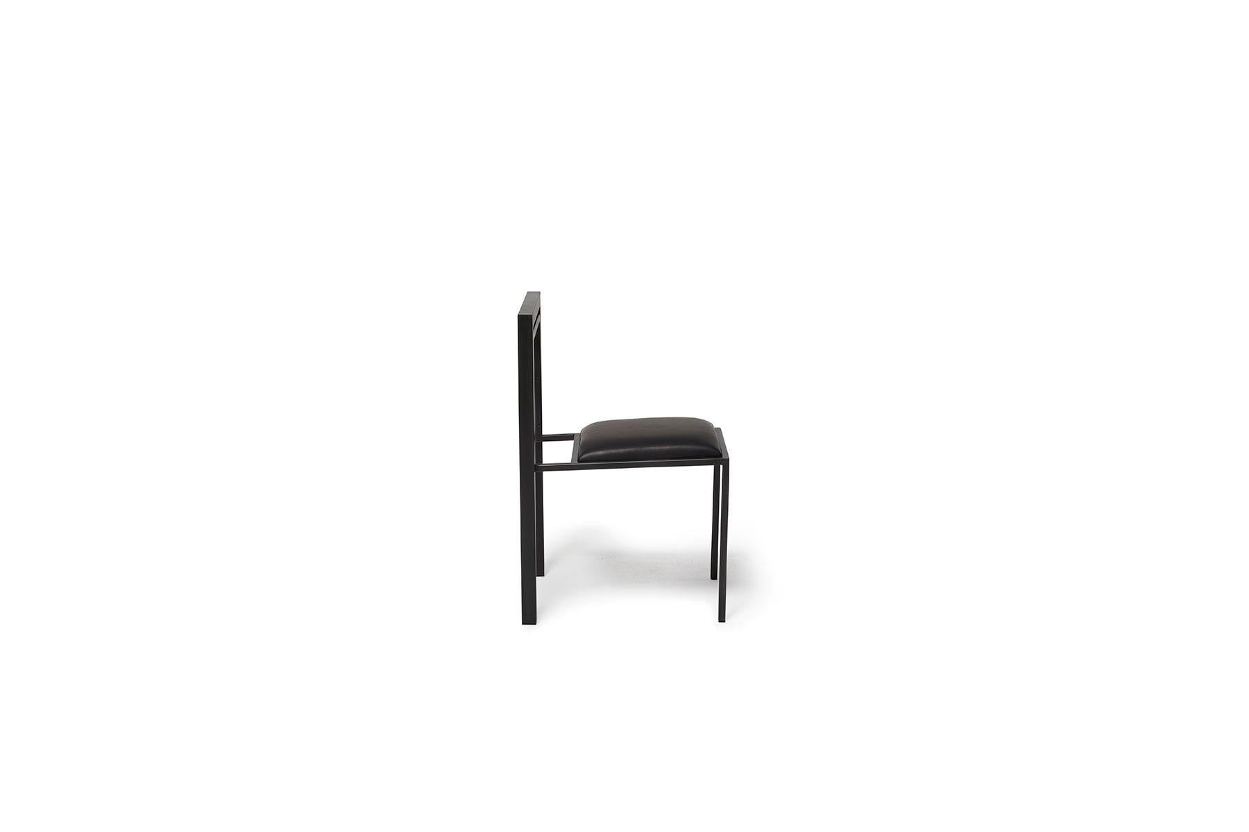 Cuir Chaise de salle à manger en acier noirci avec assise rembourrée en cuir noir en vente