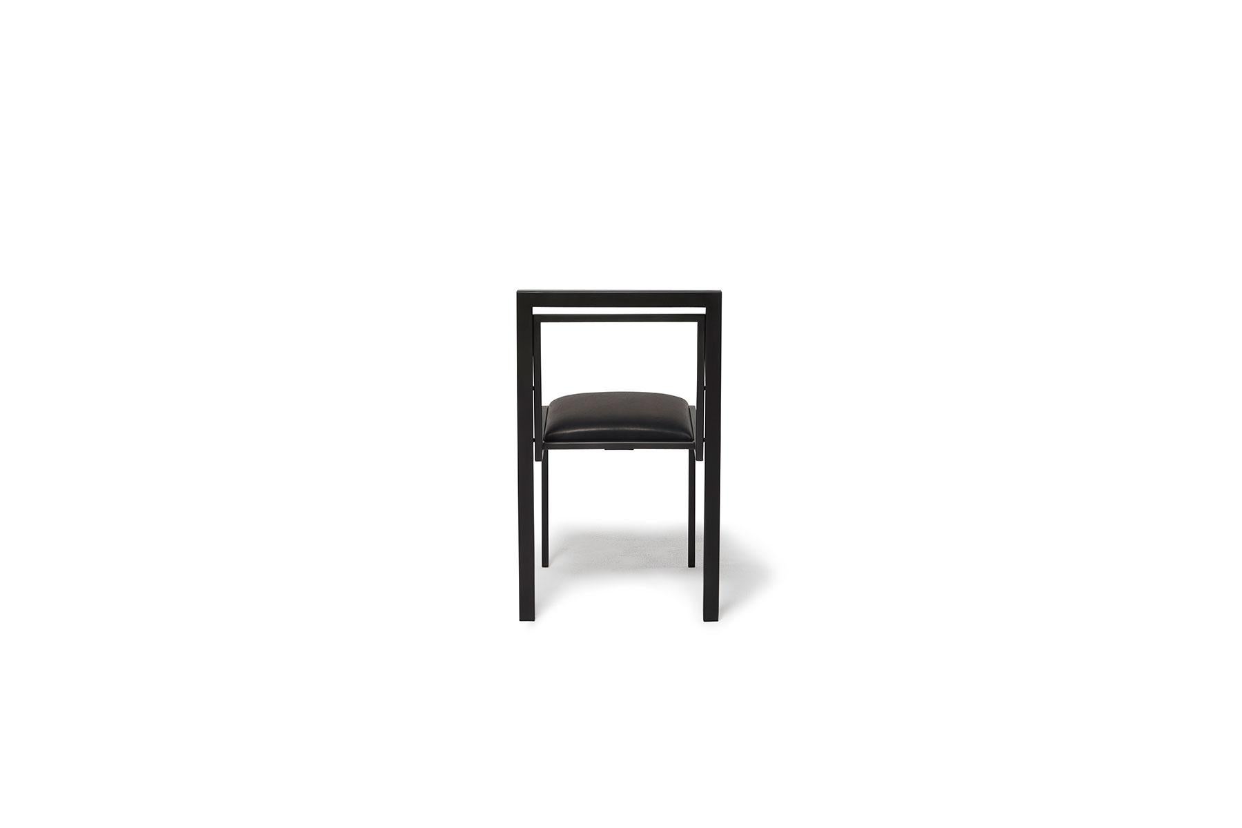 Chaise de salle à manger en acier noirci avec assise rembourrée en cuir noir en vente 1
