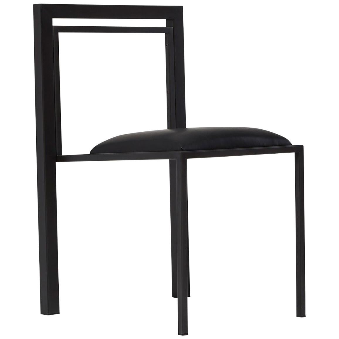 Chaise de salle à manger en acier noirci avec assise rembourrée en cuir noir