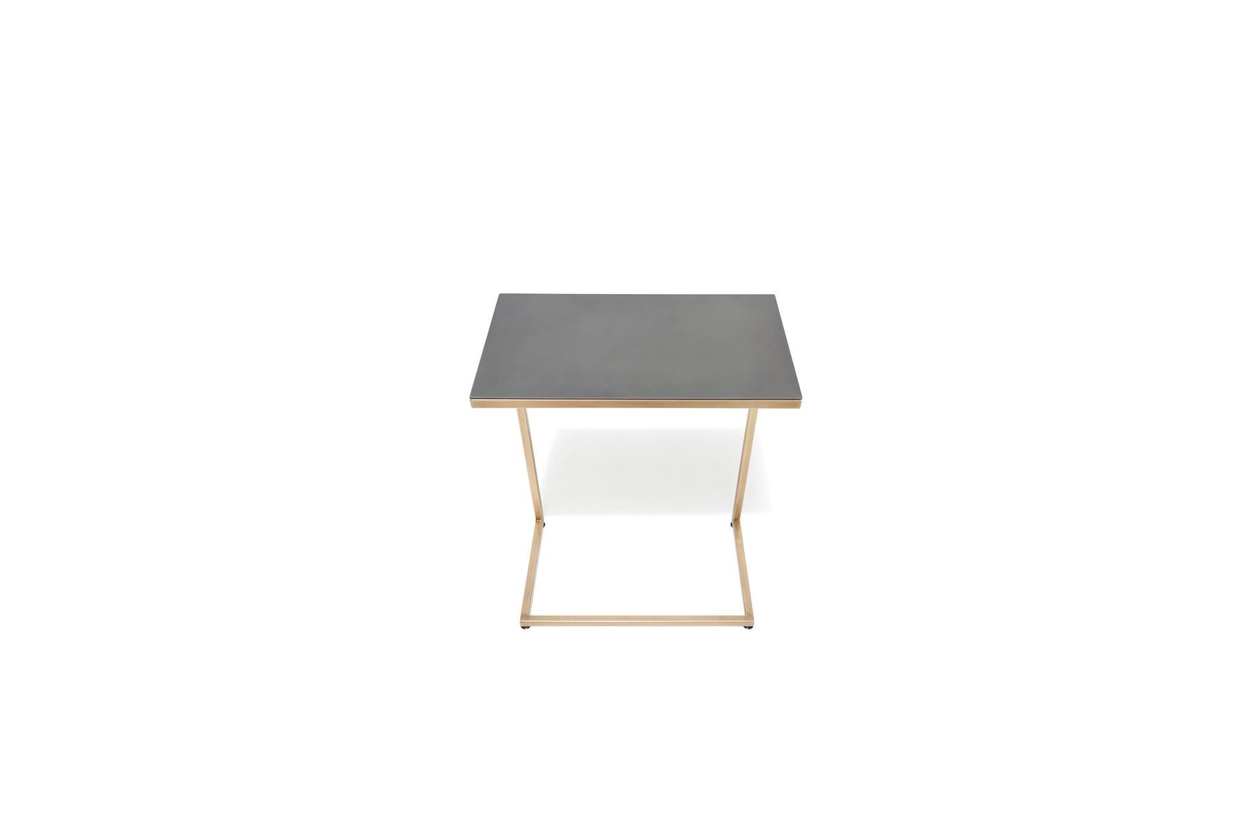 Noirci Table d'appoint avec cadre en laiton antique et plateau en acier noirci en vente