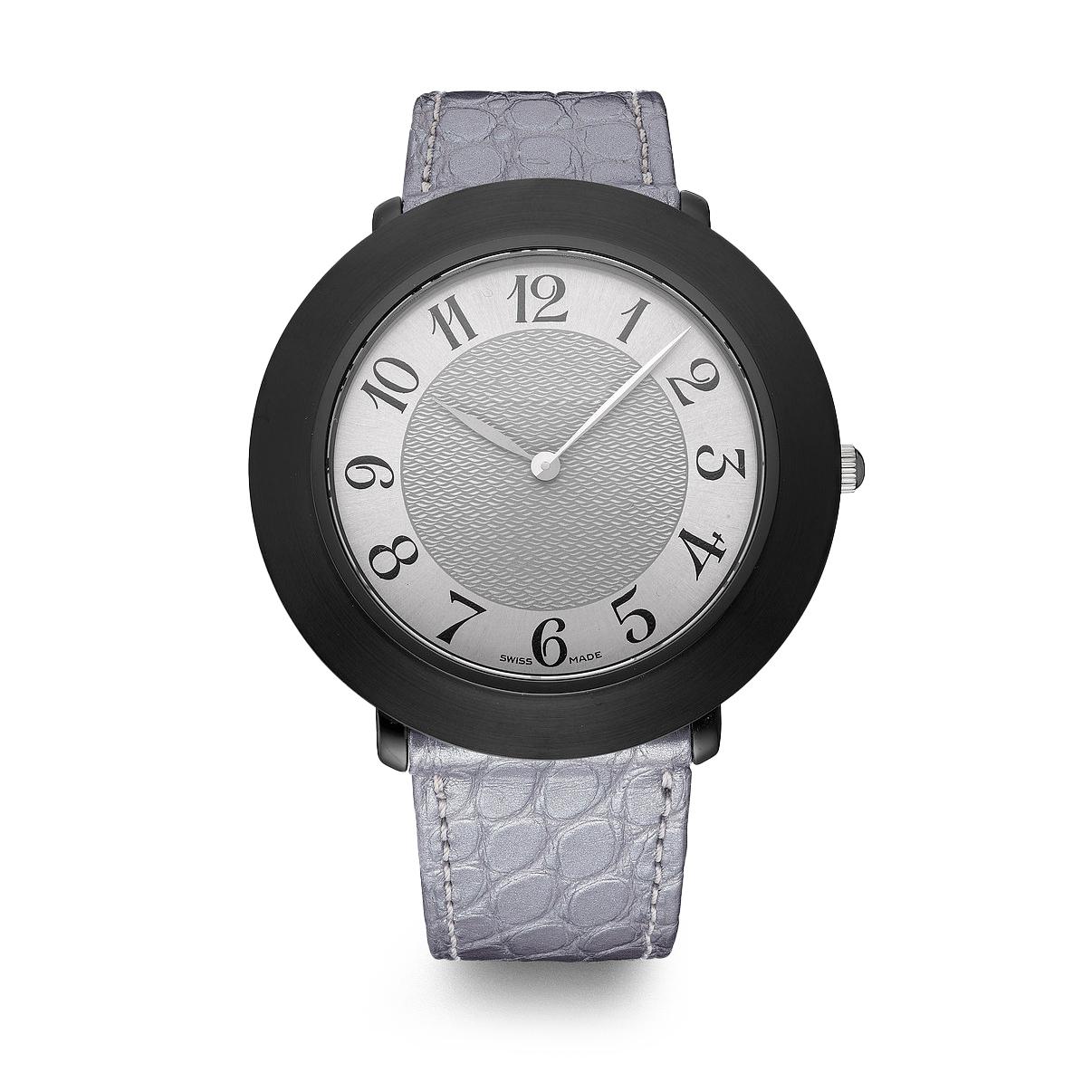 Watch in blackened steel, silver dial with prong buckle alligator strap quartz movement.

We do not guarantee the functioning of this watch.