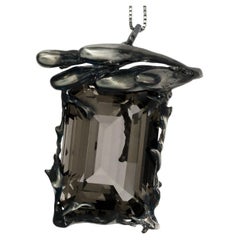 Collana con ciondolo contemporaneo in argento sterling annerito con quarzo fumè